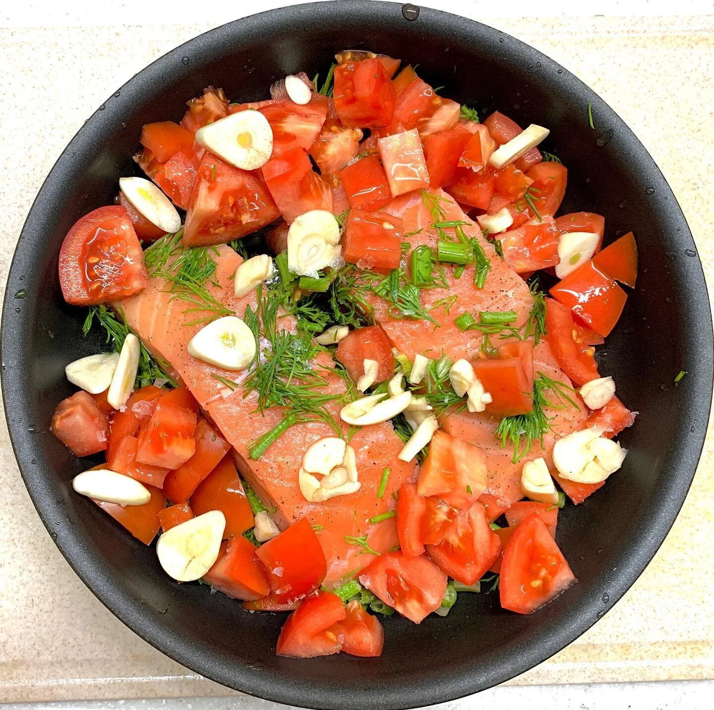 Quick meal: baked salmon fillets with dill, tomatoes &amp; garlic 😋 a bit busy these days, so just put everything in the baking pan and bake it at 180C for 20 minutes 🤓

忙しくてシンプルな焼き鮭が作った。トマトやにんにくやハッブのディルなどを加えて、オーブンで20分だけ焼きます✅