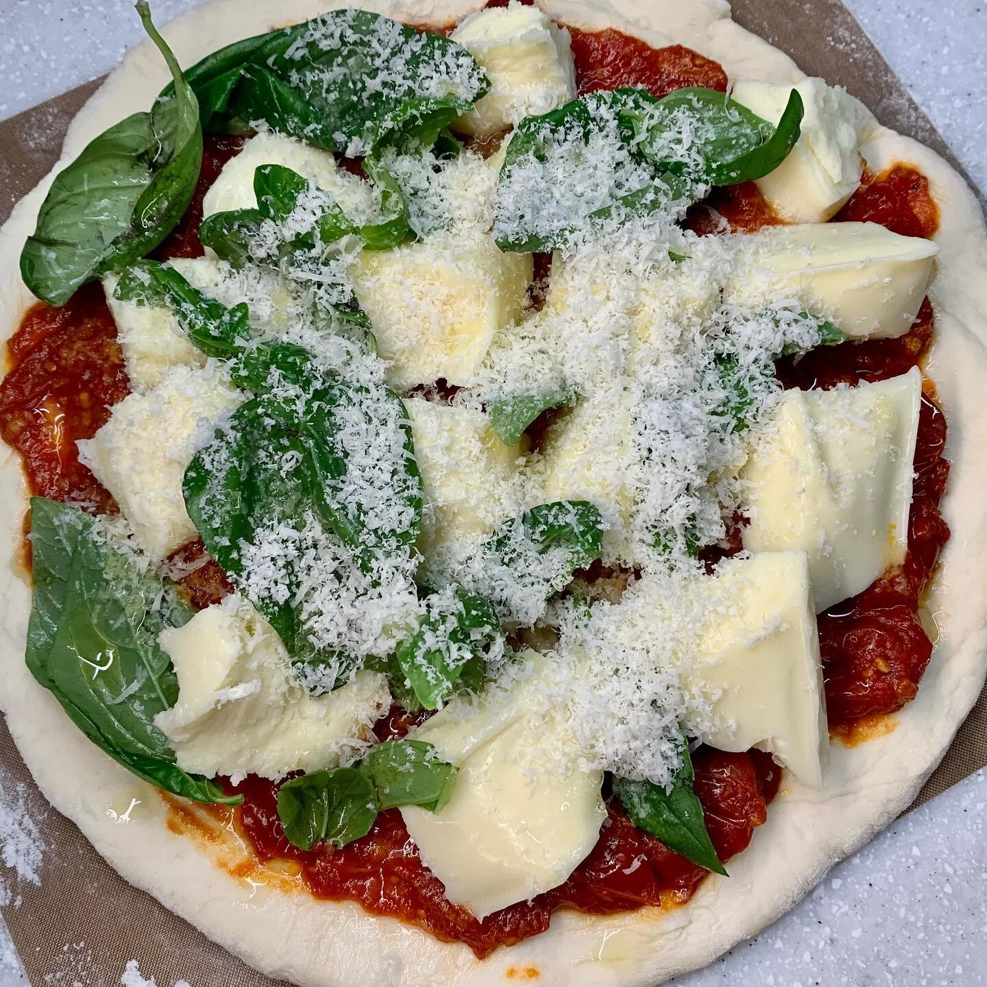 Home baked pizza 🍕😍 mozzarella +basil+tomato sauce 💯 recipe from @gennarocontaldo 

自分で作ったピザ ❣️イタリアコック の本格のレシピ、とても濃厚だ美味しい❣️