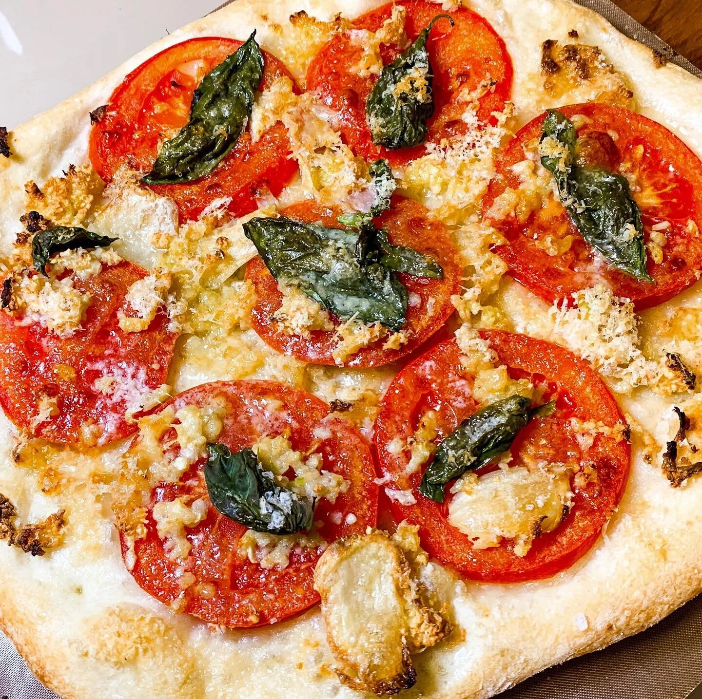 Experimenting with Pizza 🍕 again! My conclusion is cold fermentation really helps enhance flavour &amp; texture. Garlic, tomato &amp; cheese pizza 🍕🤤

今晩もピザを作りました♪トマトとチーズとにんにくのピザ、めっちゃおいしい❣️

#kurashiru #kurashirufood #デリスタグラマー #instagramjap