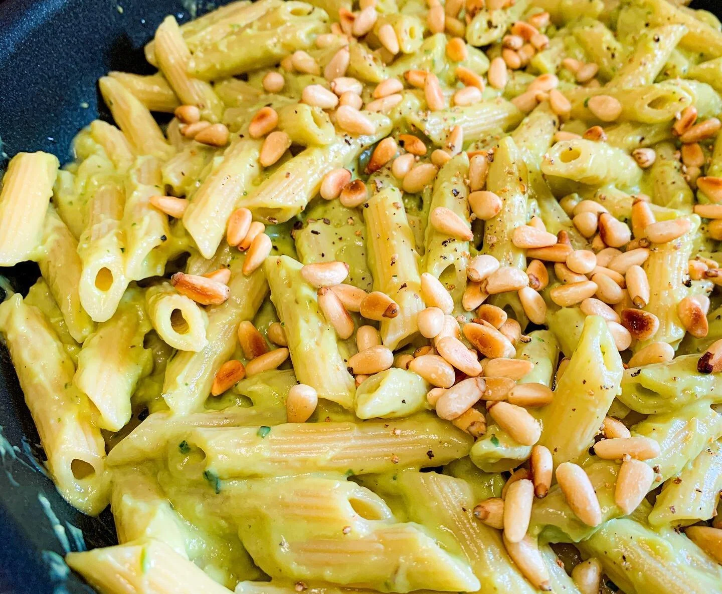 Avocado pesto penne topped with roasted pine nuts. Very creamy, nutty &amp; fulfilling pasta 🍝 

Making video in bio 🎈

自分で作ったアボカドクリームパスタ🥑絶対美味しいレシピです！

#kurashiru #kurashirufood #デリスタグラマー #instagramjapan #delistagrammer #フーディーテーブル #healt