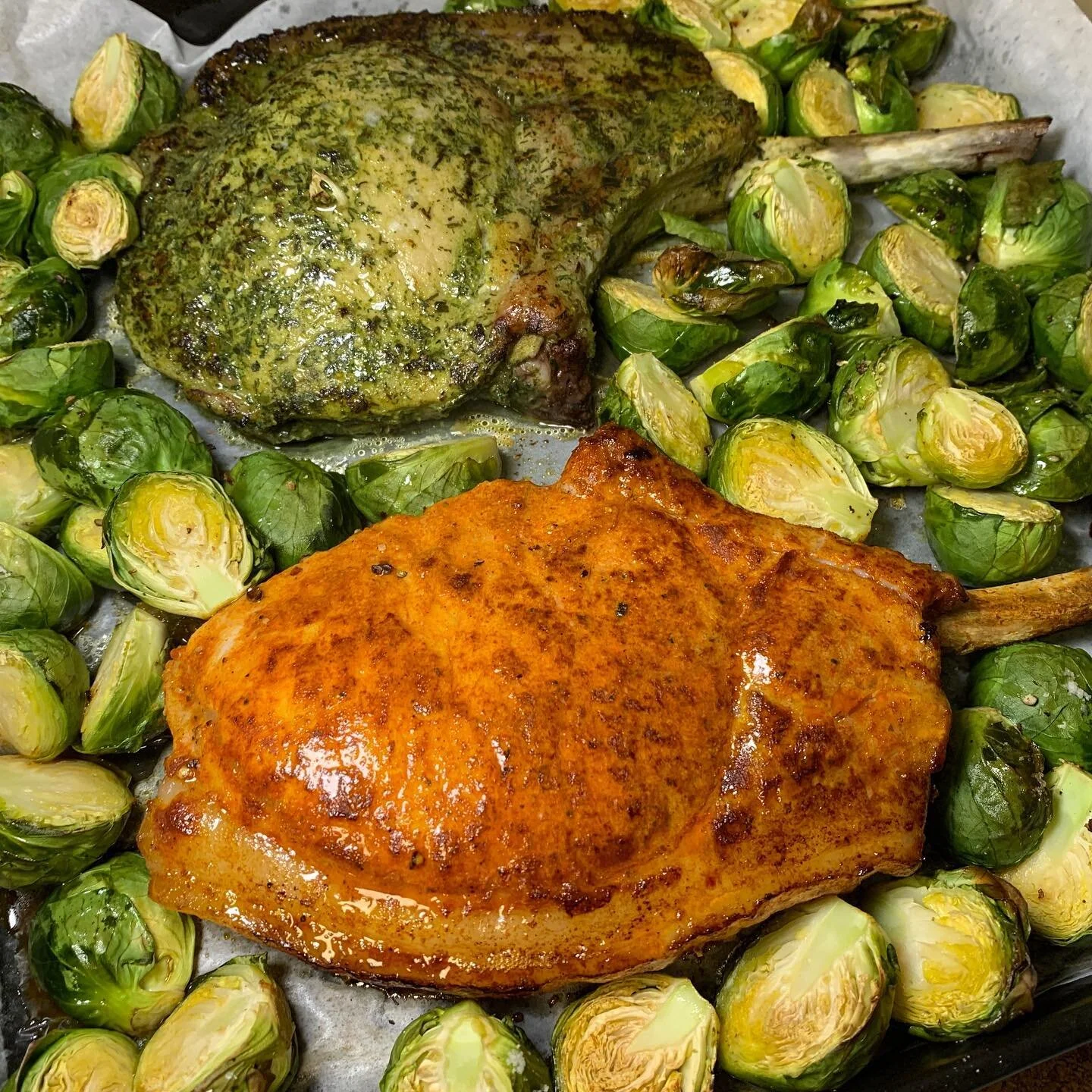 Sometimes, you just need to prepare a quick dinner, and these ready-to-cook pork tomahawk from Vion food group really helps a lot!! These two distinctive flavours shine itself, with the brussel sprouts absorbing the juice and sauces. Yumyum!

Ps i mi