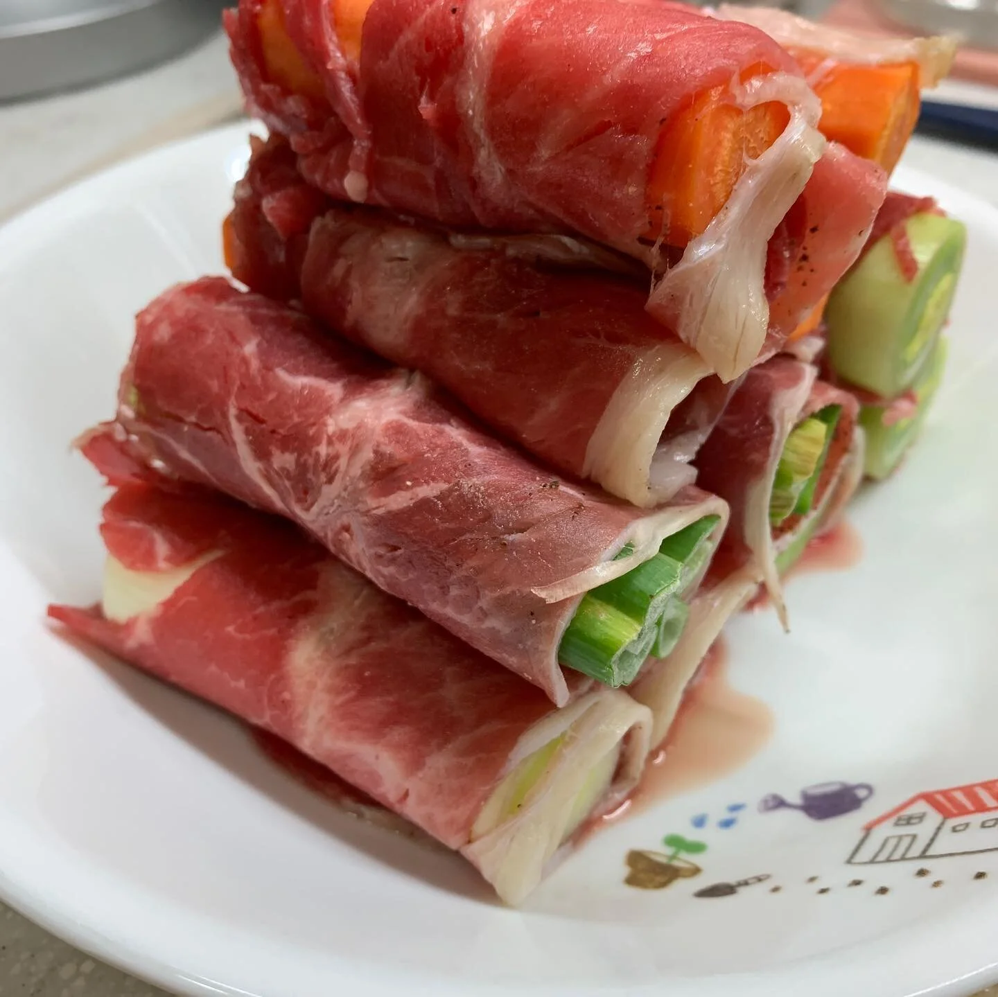 A mountain of beef rolls 🤘🏻from different angles 😂

I put leek &amp; carrot inside...better cook them prior to the beef wrapping 💡

牛肉ロールの山⛰ロールの中は人参🥕とネギを使って焼きます。

#kurashiru #kurashirufood #デリスタグラマー #instagramjapan #delistagrammer #フーディーテーブル