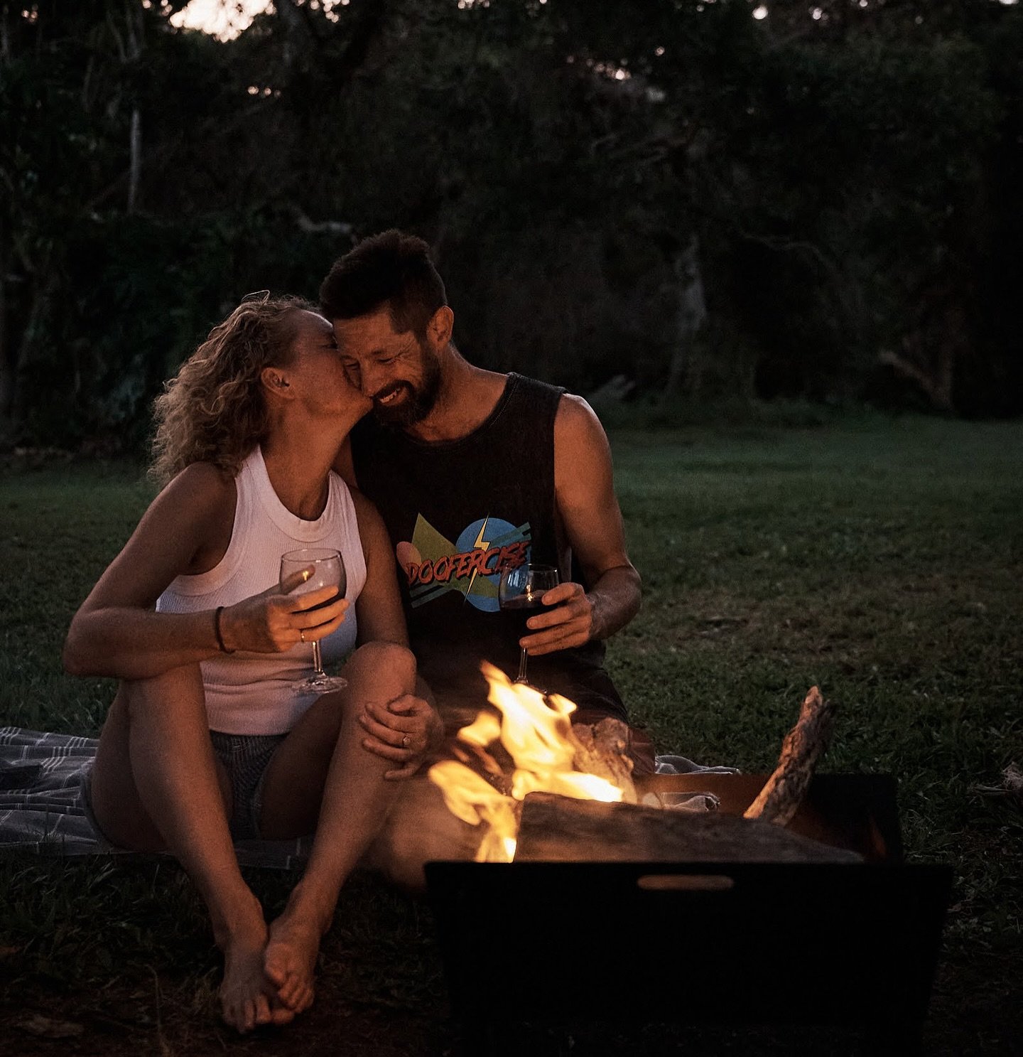 Fire pit: ✅ 
Nice wine: ✅ 
Laughter and great vibes: ✅ 
An everlasting love for each other: ✅ 
Photographer capturing these special moments: ✅ 

What more could you want. 

#CouplesPortraitPhotographer #CouplesPortraits #LightAndTangyePhotography #Sy