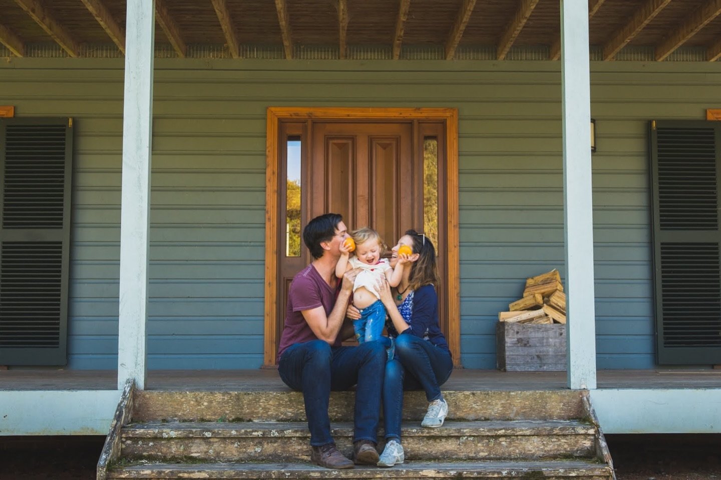 Those family cuddles and kisses are just the best. 

If there&rsquo;s one thing I can guarantee on a photo shoot with me, it&rsquo;s that there will be laughter&hellip; Which is weird because you&rsquo;d think I&rsquo;d guarantee some amazing photos!