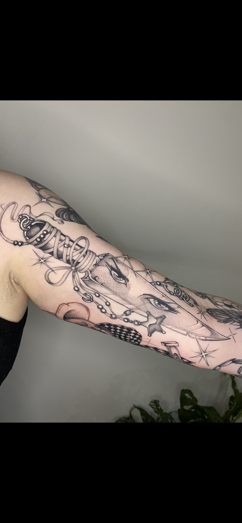 Elegant gardenias, image size:828x1792