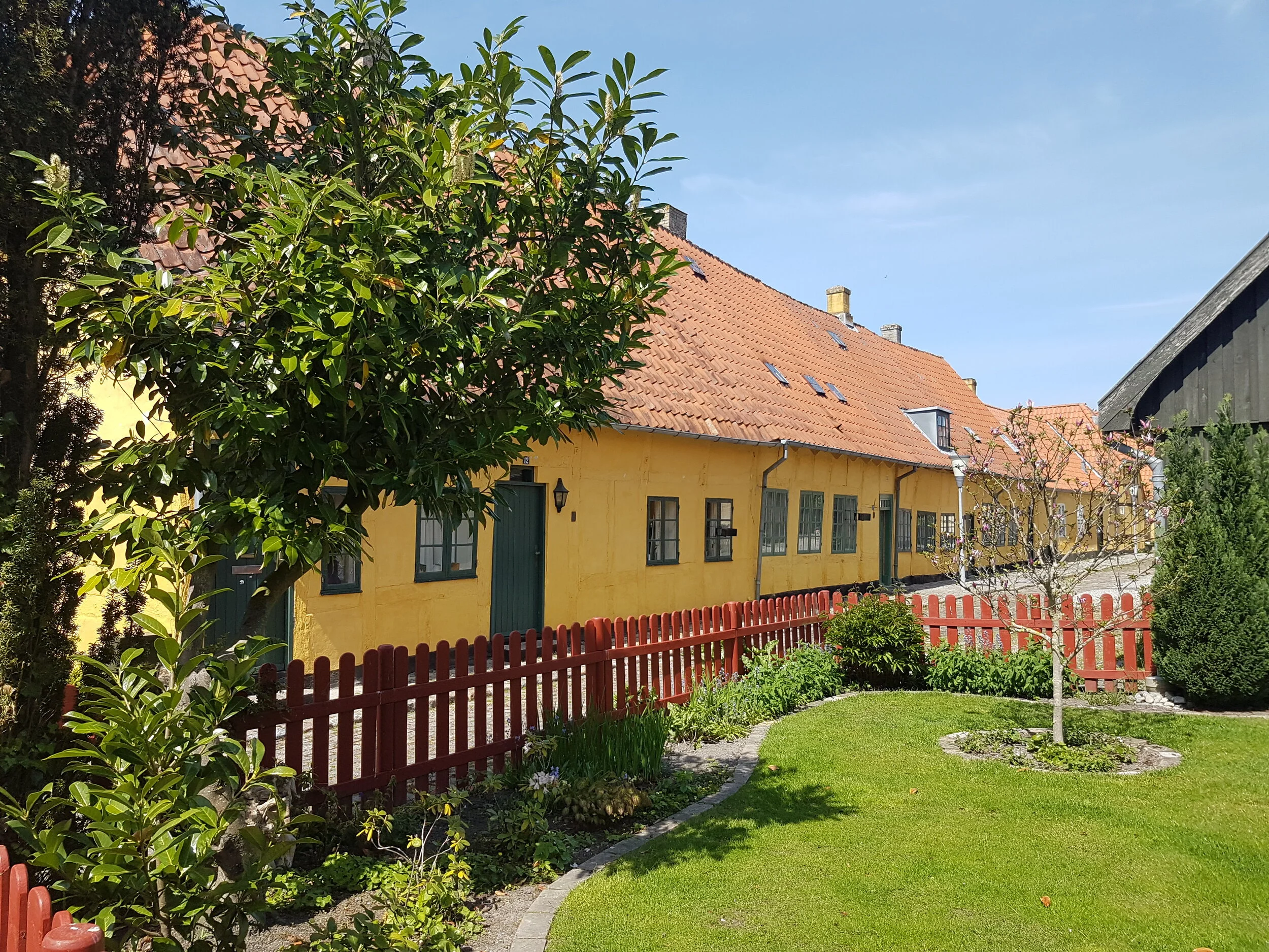 Kannikehuset i sol.jpg