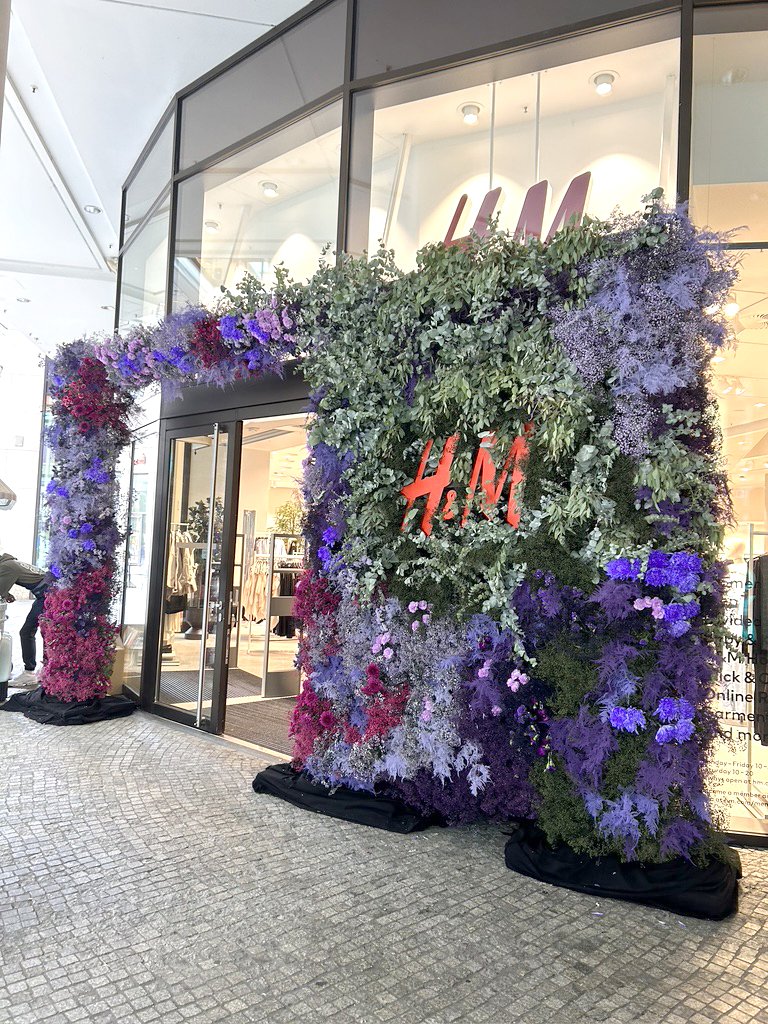 Blumeninstallation_storeneueröffnung.jpeg