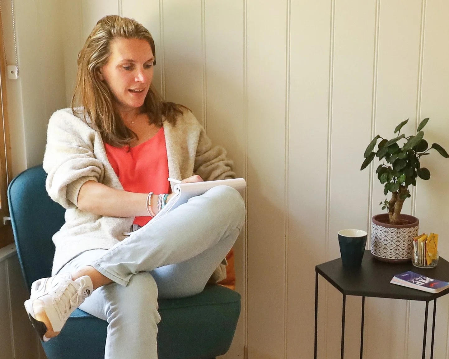 Keetie Sijm in gesprek met een professional tijdens een coachingsessie, gericht op leiderschap en loopbaanontwikkeling.