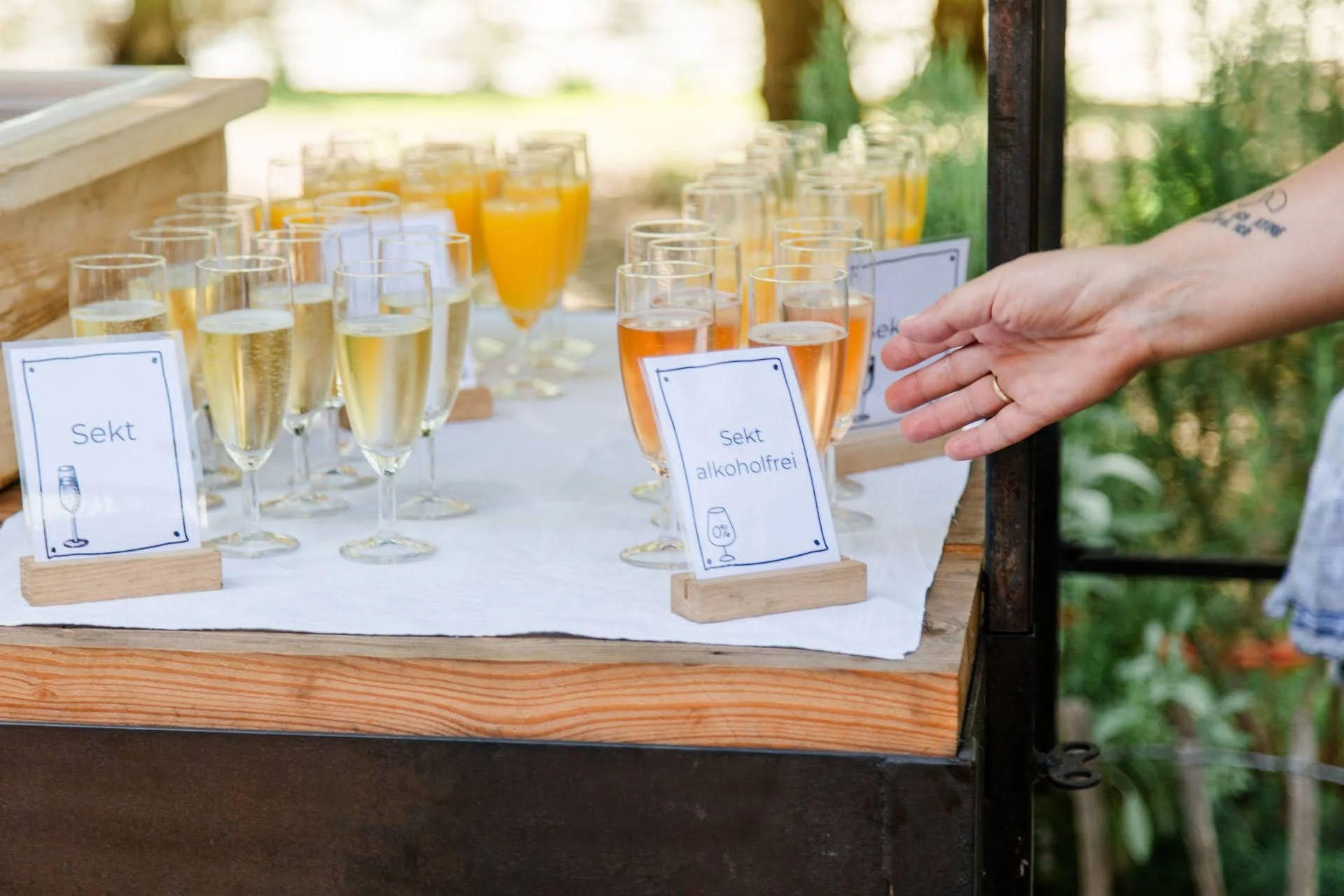 Wir freuen uns &uuml;ber die 20 Hochzeiten, die wir hosten durften. So sch&ouml;ne Momente und so sch&ouml;nes Feiern. Danke f&uuml;r das Vertrauen und dass wir euch mit magischen Momenten begleiten durften. 
#hochzeit #magischemomente #Verheiratet #