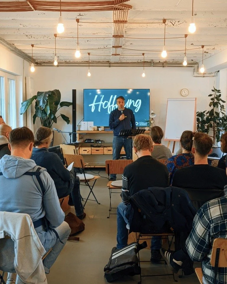 Einer teilt seine Geschichte, alle h&ouml;ren &ndash; und pl&ouml;tzlich wird Vision greifbar.
Tante Polly ist der Raum, in dem Worte W&auml;rme bekommen, Teams Klarheit finden und Hoffnung Pl&auml;ne macht. 🔥✨
Lust auf ein Meeting, das nachwirkt? J