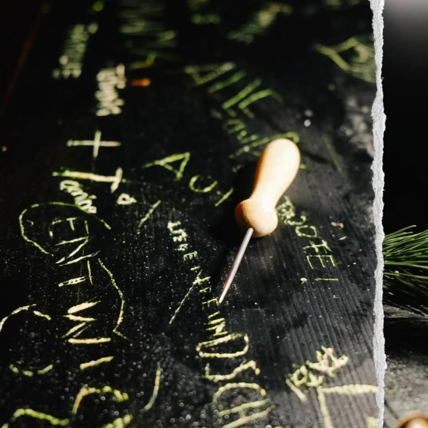 Was f&uuml;r ein Abschluss! 🙏✨

Unsere letzte Weihnachtsfeier im Jahr hatte etwas ganz Besonderes: eine Dankbar, wo Menschen ihre Dankbarkeit und Hoffnung ins Holz ritzen konnten. 

Die Worte, die dort stehen? Pure Emotion. Pure Ehrlichkeit. Pures H