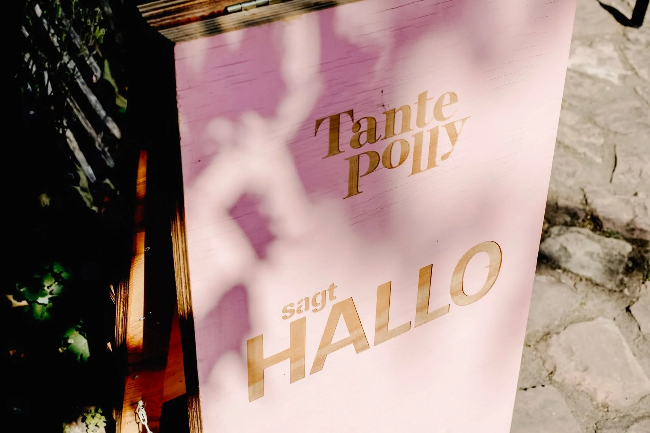 Hallo 2026! 🌿

Tante Polly meldet sich zur&uuml;ck &ndash; und wir haben so viel vor! W&auml;hrend drau&szlig;en der Fr&uuml;hling bald rum kommt und die ersten Sonnenstrahlen durch die B&auml;ume fallen, starten wir mit frischer Energie. Es war etw