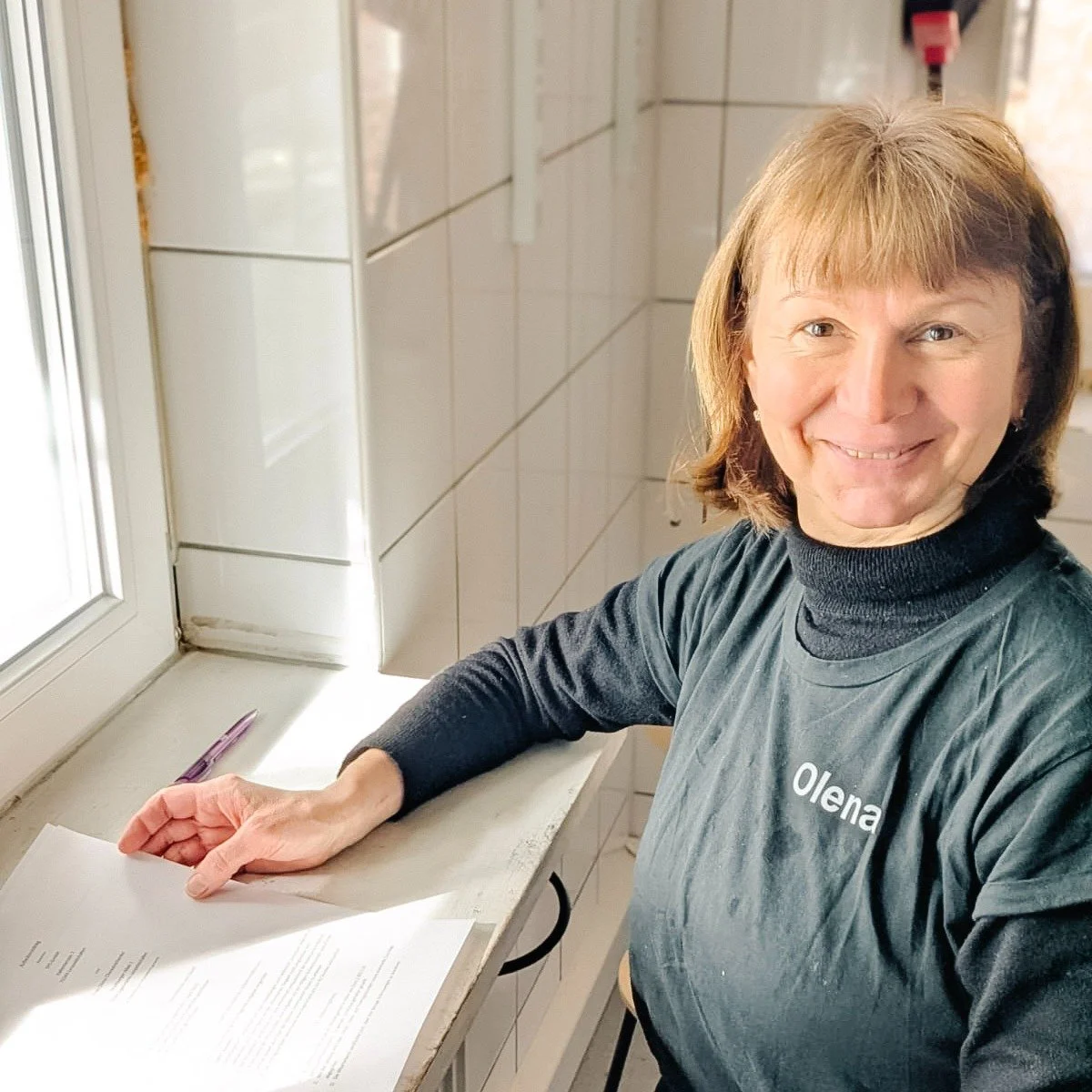 Magische Momente entstehen nicht von selbst. Dahinter steckt ein Mensch, der alles im Blick hat. ✨
Ab April ist das Lena. Sie ist das Gesicht von Tante Polly &ndash; bei jedem Event pr&auml;sent, alle F&auml;den in der Hand, damit euer Tag einfach l&