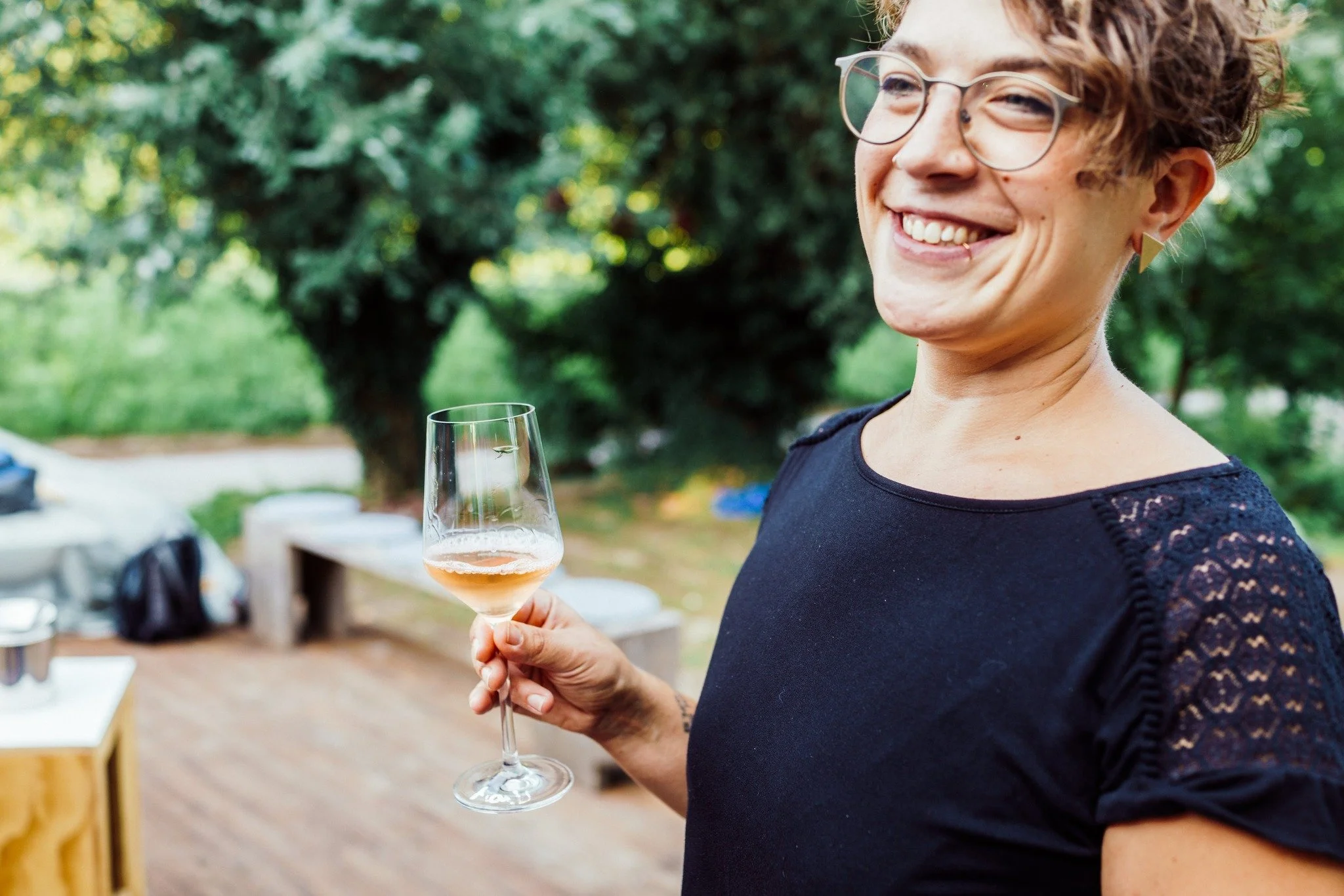 Manche Menschen gehen durch einen Raum &ndash; und andere machen ihn erst lebendig. 💛
Mary ist f&uuml;r uns das Zweite. Seit 5 Jahren ist sie das Gesicht von Tante Polly, die gute Seele hinter jedem magischen Moment.
Jetzt startet sie in die sch&oum