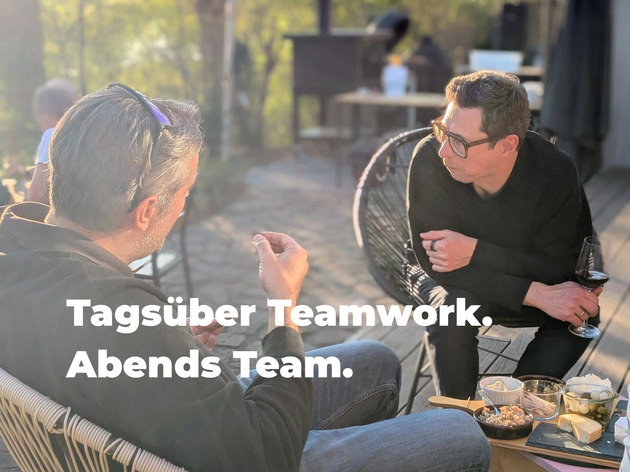 Morgenstund hat Gold im Mund.
Abendstund hat Gold im Glas. Und meistens die besseren Ideen.

Laptop zu. F&uuml;&szlig;e hoch. Teamtag ausklingen lassen &ndash; drau&szlig;en, am Wasser, im besten Licht.

#Teamevent #Firmenevent #Teamtag #Eventlocatio