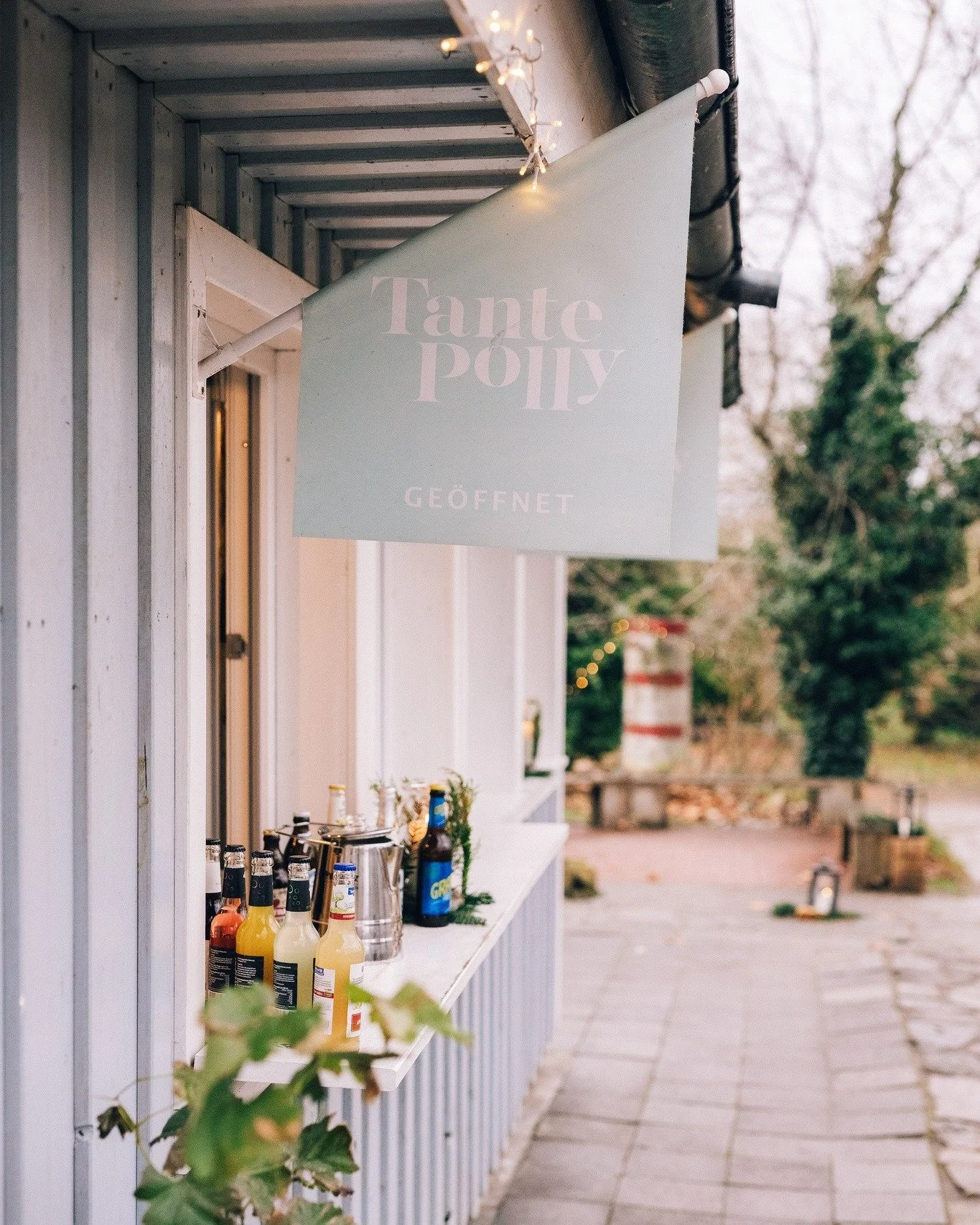 Warum nach Aufmerksamkeit schreien? Bei uns reicht ein F&auml;hnchen &amp; die Einladung, magische Momente zu erleben. 🌿✨

Lokale Getr&auml;nke, handverlesenes Eis, Weine aus der Nachbarschaft. Wir brauchen kein Bling-bling. Unser Stil ist ehrlich g