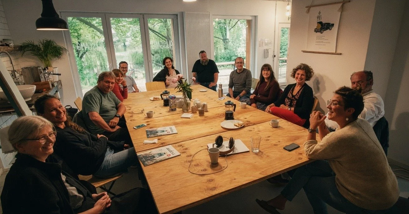 Agenda muss sein f&uuml;r einen Workshop. Atmosph&auml;re auch.

Natur &amp; Licht. Unique Holztische. Ehrliches Essen. Wir schaffen R&auml;ume, die euch als Team befl&uuml;geln und die Gedanken weiten.

Ob Strategie-Offsite, F&uuml;hrungskr&auml;fte