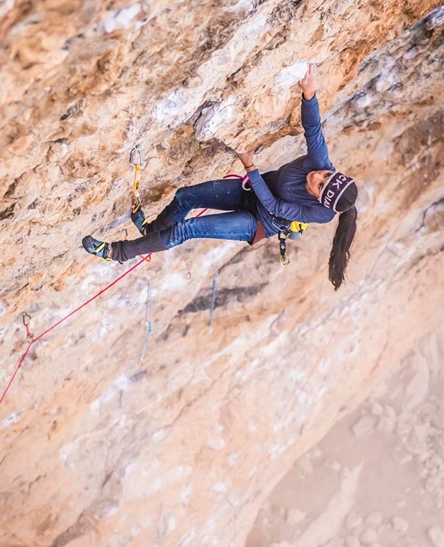 Daila climbed American Hustler 8c today! Congratulations Daila, grandeee! 💪🏼 💥⁠
Here she is working on the route on a cold winter day - today everything aligned perfectly and the route is in the bag - now party 💫💃🏼
@dailaojeda⁠
.⁠
.⁠
.⁠
.⁠
.⁠
.