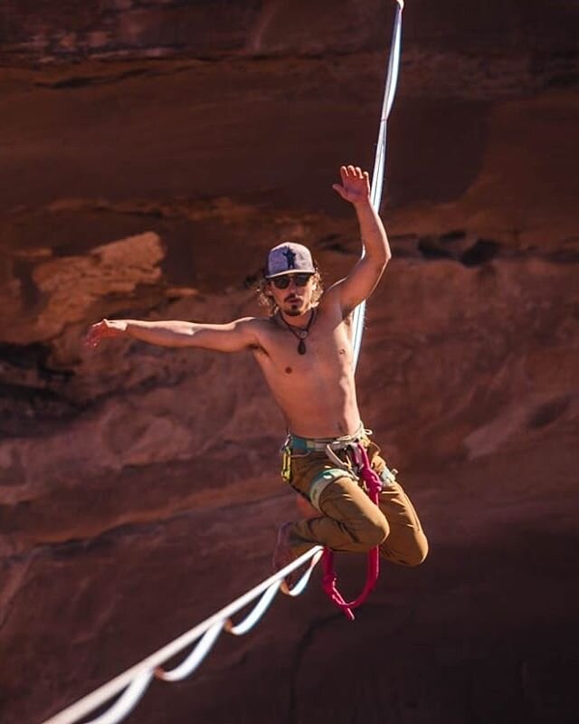 Another desert throwback: Jon challenging his balance on one of the many highlines during the GGBY festival and how he prepares for a day of doing so.
.
.
.
.
.
.
.
.
.
.
.
.
.
.
#ggby #fruitbowl #utah #moab #higline #canyonlands #highlining # slackl