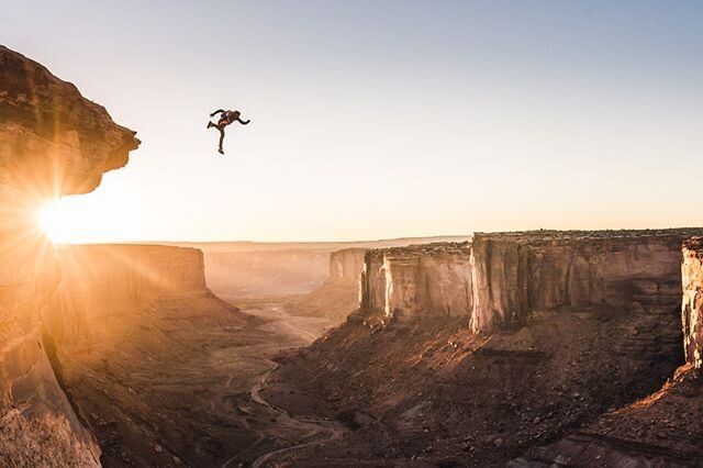 Andy Lewis going for an evening walk @sketchyandylewis style during the GGBY gathering a while ago in the Fruit Bowl near Moab, Utah. ⁠
#basejumb⁠
#GGBY⁠
@redbullillume⁠
⁠
.⁠
.⁠
.⁠
.⁠
.⁠
.⁠
.⁠
.⁠
.⁠
.⁠
.⁠
.⁠
.⁠
.⁠
.⁠
#slacklife #moab #fruitbowl #high