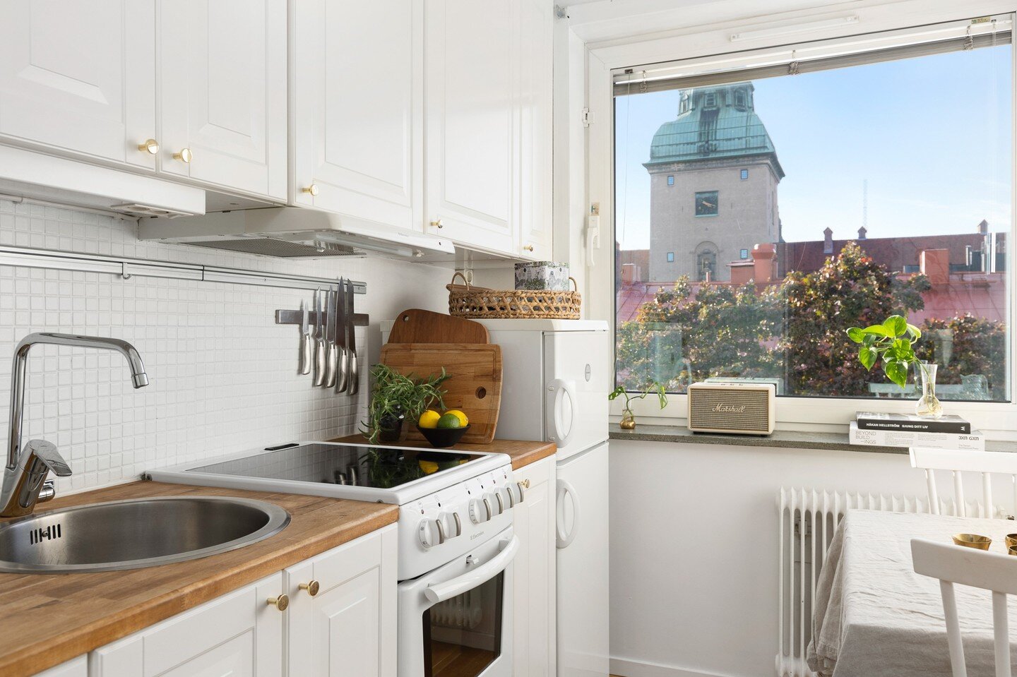 Imagine doing your washing up or downing a cup of coffee in the morning overlooking R&aring;dhuset in Stockholm. 

Breathtaking! 

Broker: @mikael_fastighetsmaklare 

#interiordesign #interior #nordicchrome
#nordicliving
#interior4all
#interiordesign