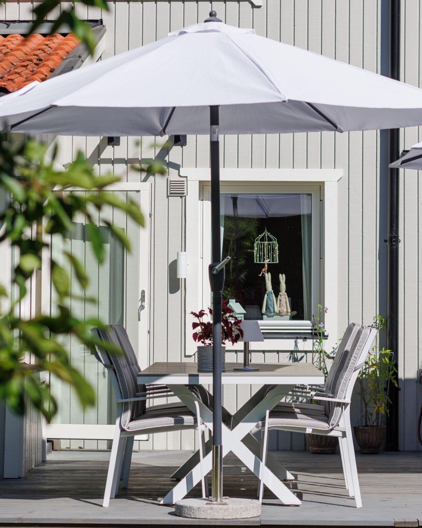 It&rsquo;s so the best time of year for exterior shots if you&rsquo;re selling your property. 

More sunshine, please!!!

#exteriors #property #hemnet #garden #altaninspiration #realestate #summer #sweden