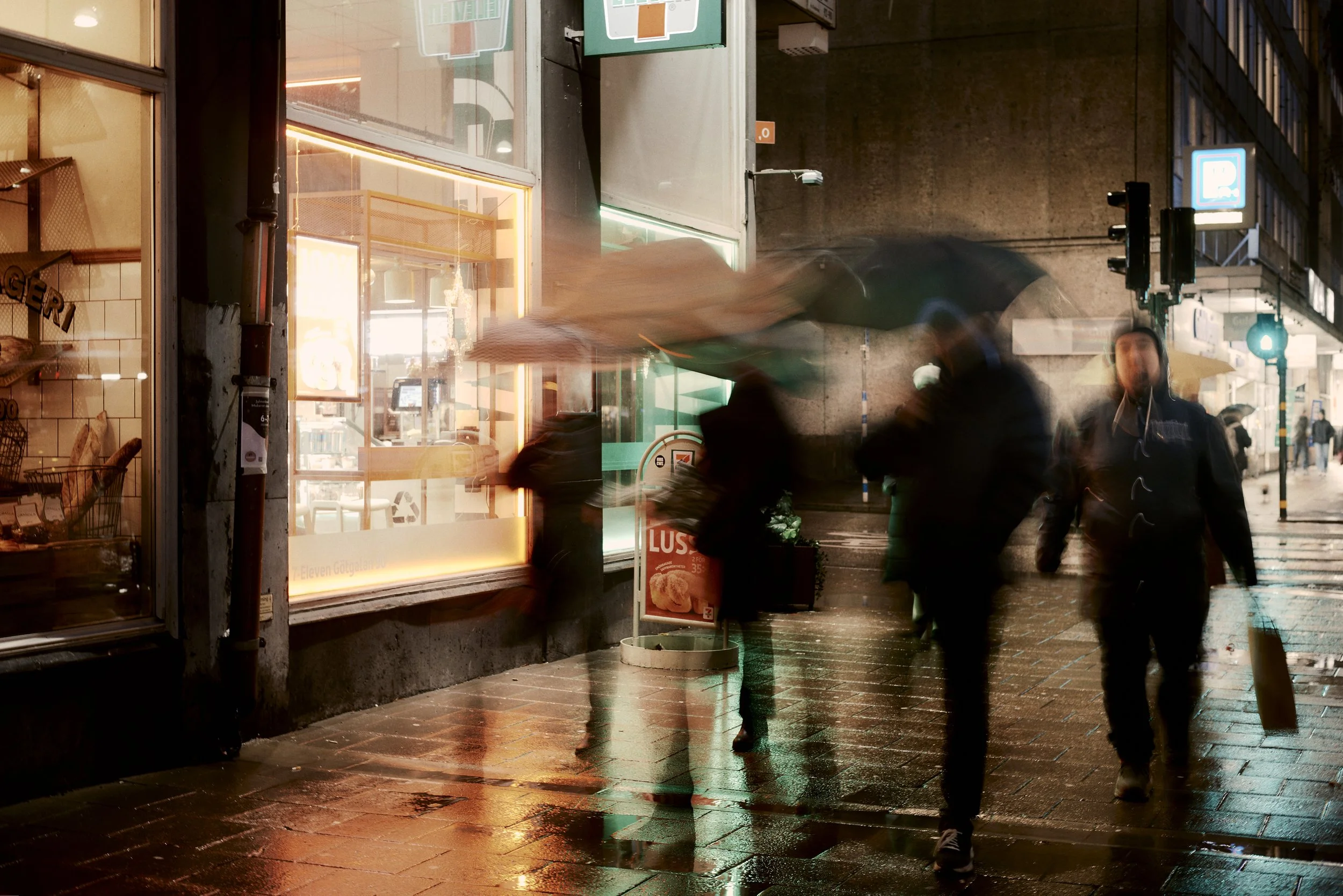 7-11 skansktull in the rain