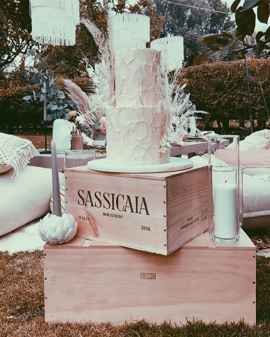Wine boxes and gorgeous cakes 💕