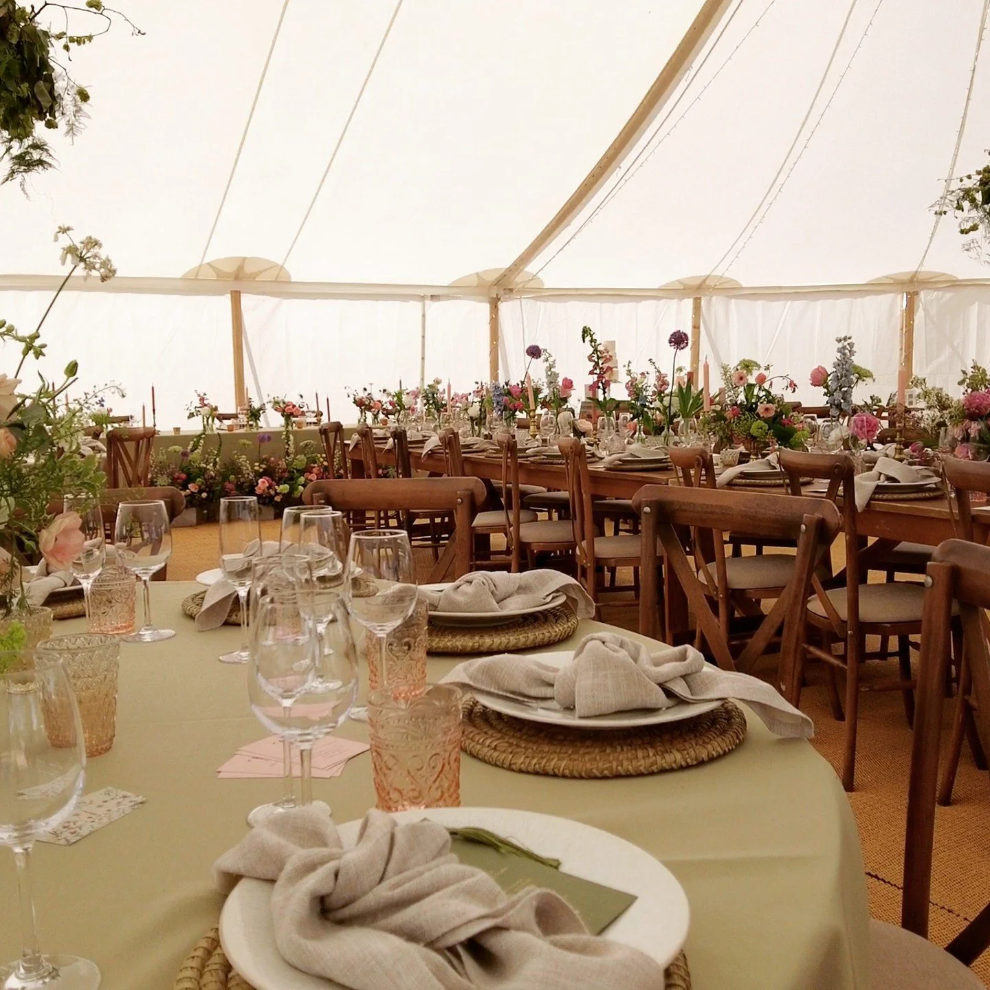 ✨ Can we talk about the magic in this table setup and those floral masterpieces!? 🌷It's all about the details! And having someone to orchestrate it all is the secret sauce! Throwback to the fabulous @countrytipis marquee set up at the enchanting @br