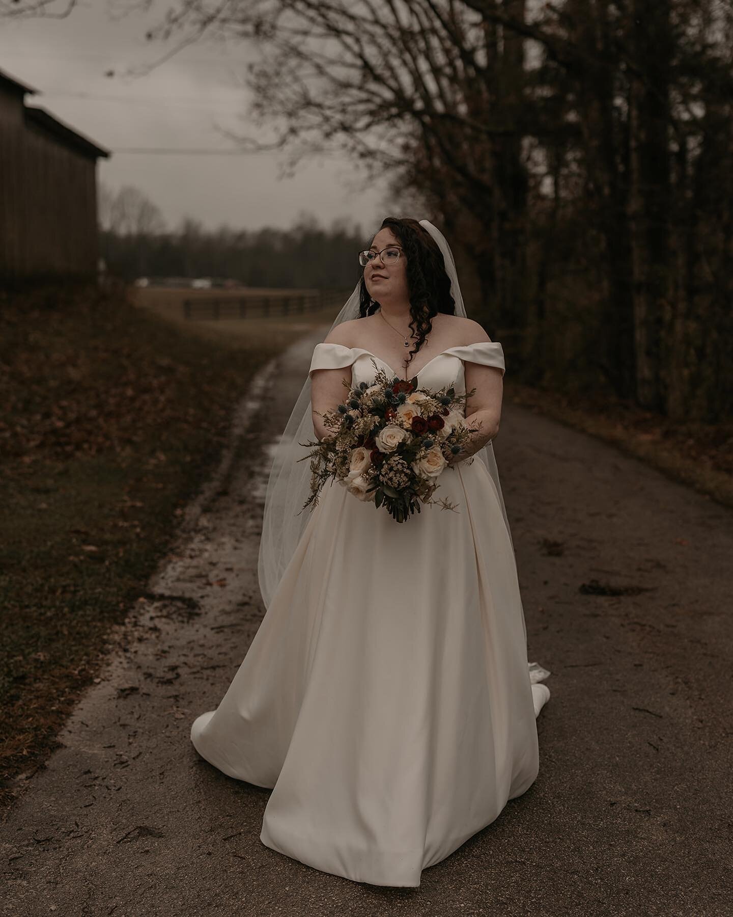 Elegant, classic, timeless. These are all words that came to mind while photographing Naomi&rsquo;s bridals. Also, I am absolutely in love with her shoes! Scroll to the end. 👀

Venue: @sunsetridgefarmweddingvenue