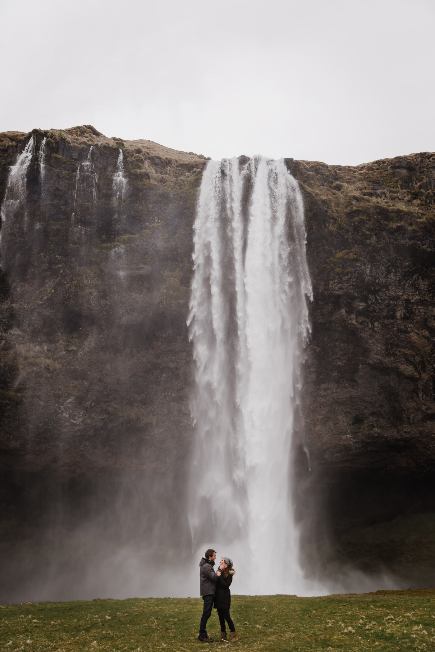 Elopement trouwen en verlovingsshoot in ijsland aan waterval