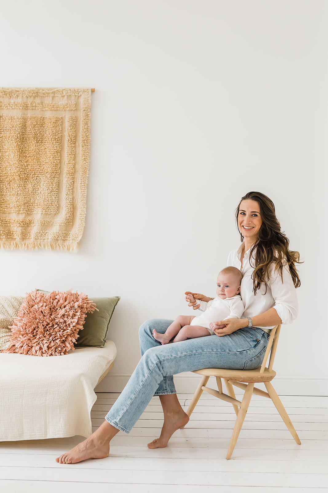 familie lifestyle fotograaf newborn baby met moeder