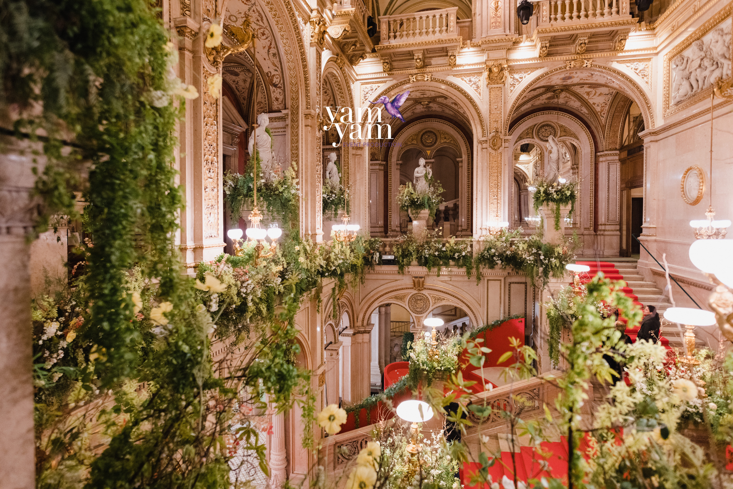 Opernball_Feststiege inkl. Logo.png