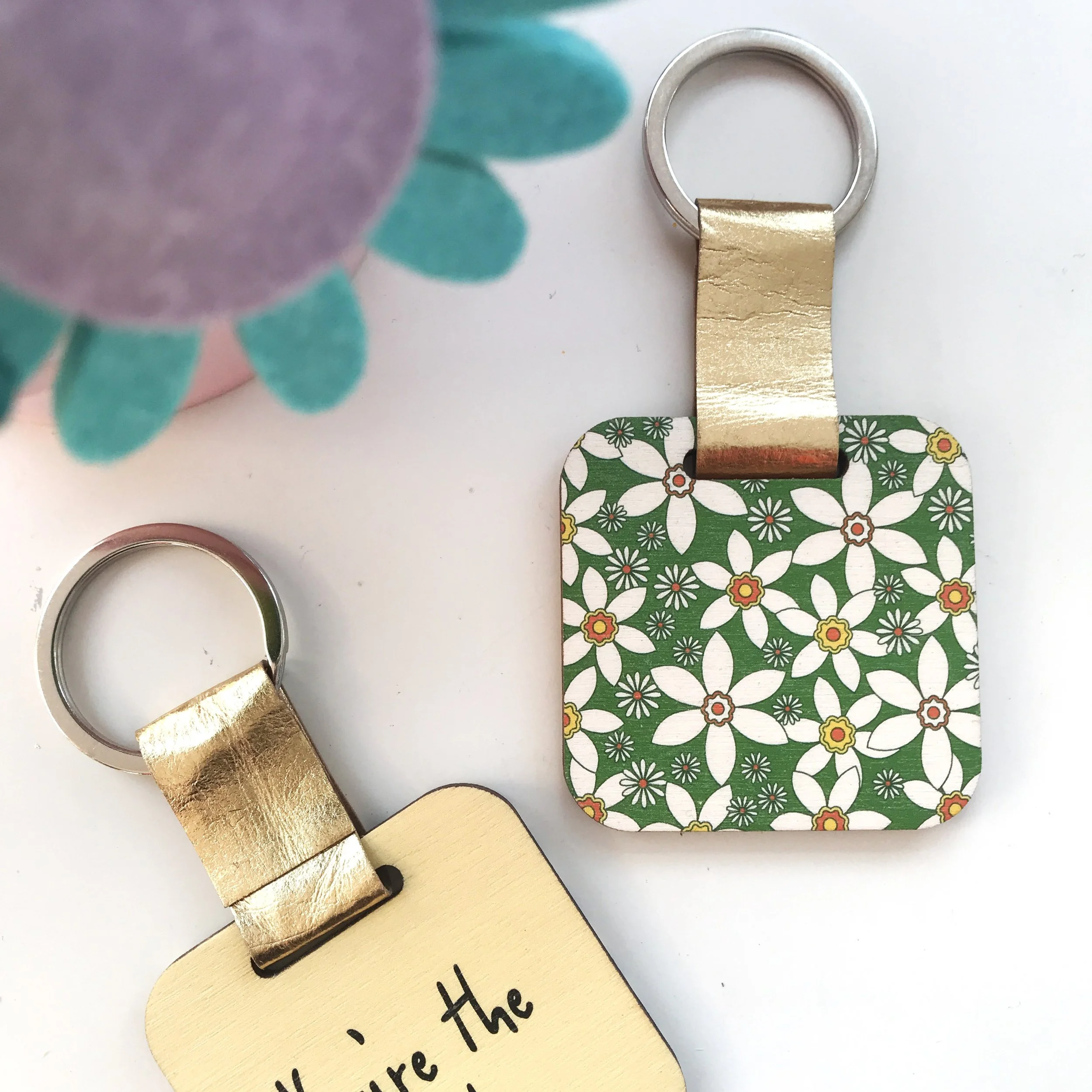 December Birth Flower Wooden Keyring - Narcissus Flower Design