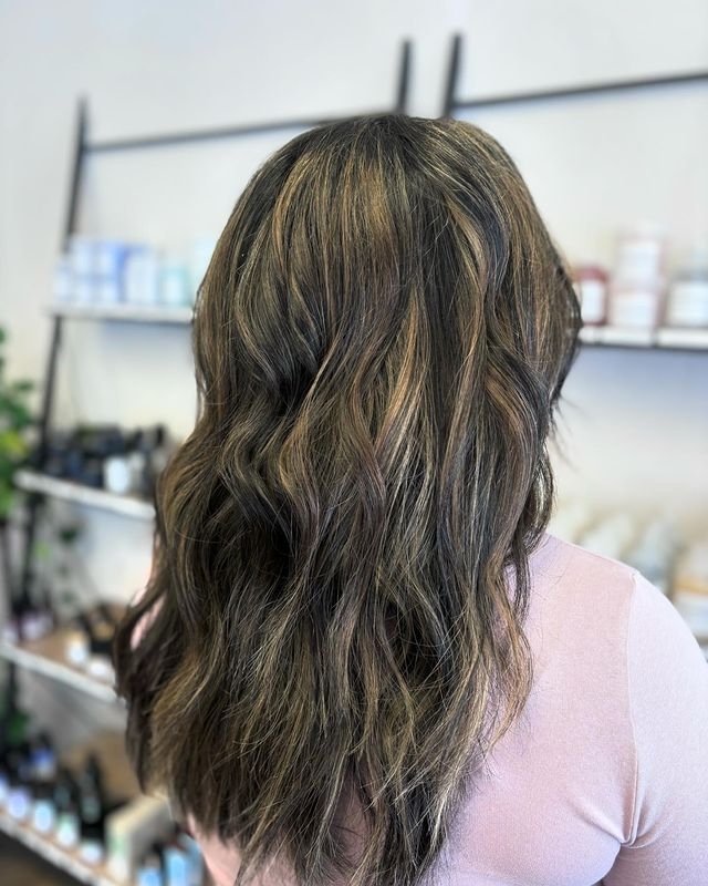 This dimensional color &amp; cut was done by Diamond! Call 828-697-1077 to book your appointment📲 ✨@hair_by_diamondlee #hendersonvillenc #hendersonvillencstylist #flatrocknc #828isgreat #hendersonvillenchairstylist #hendersonvillensalon #5thavenuesa