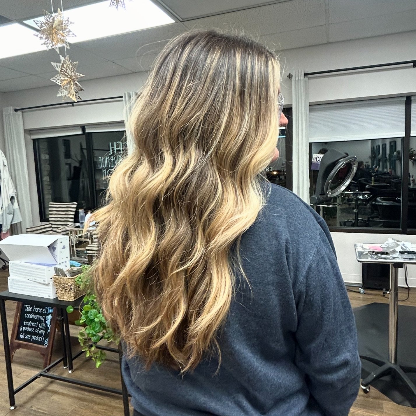 This gorgeous foilayage was done by Shelby. This gal comes in for maintenance every 6 weeks. She goes between just a haircut and toner and then a full service. This maintains the integrity of her hair but keeps it feeling fresh✨ 
STYLIST// @hairbyshe