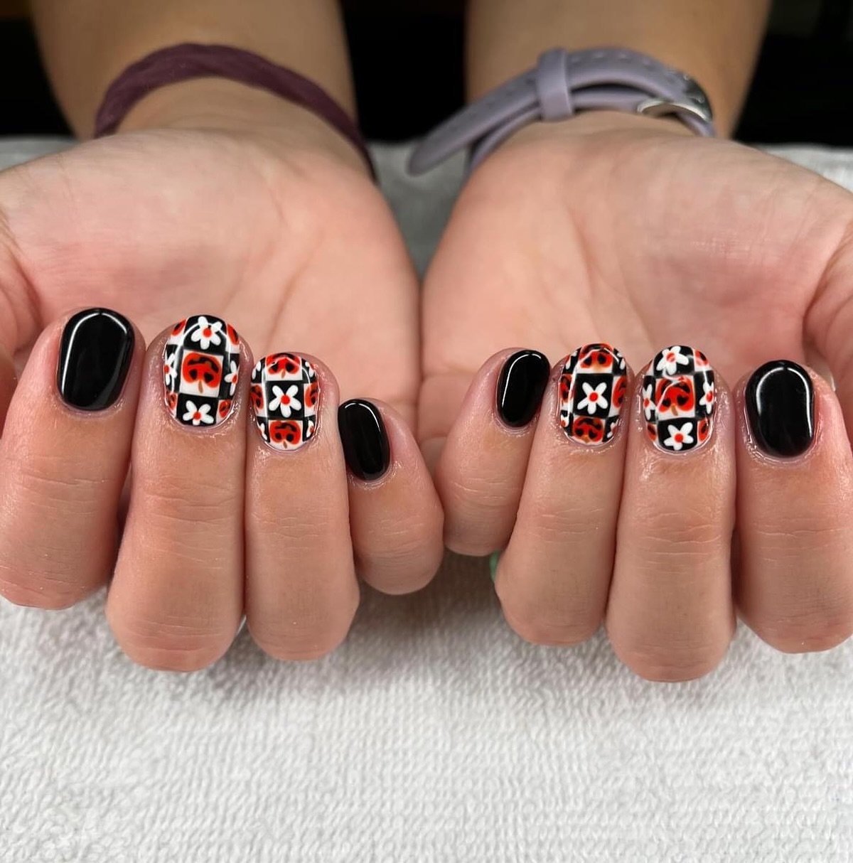It&rsquo;s Pumpkin Time ✨🍂 Hand painted designs done by Paige! Call 828-697-1077 to book your appointment 📲
@mallari8188 @the_gelbottle_inc 
#5thavenuesalonhvl #hendersonvillenc #ncnails #828isgreat #flatrocknc #thegelbottleinc