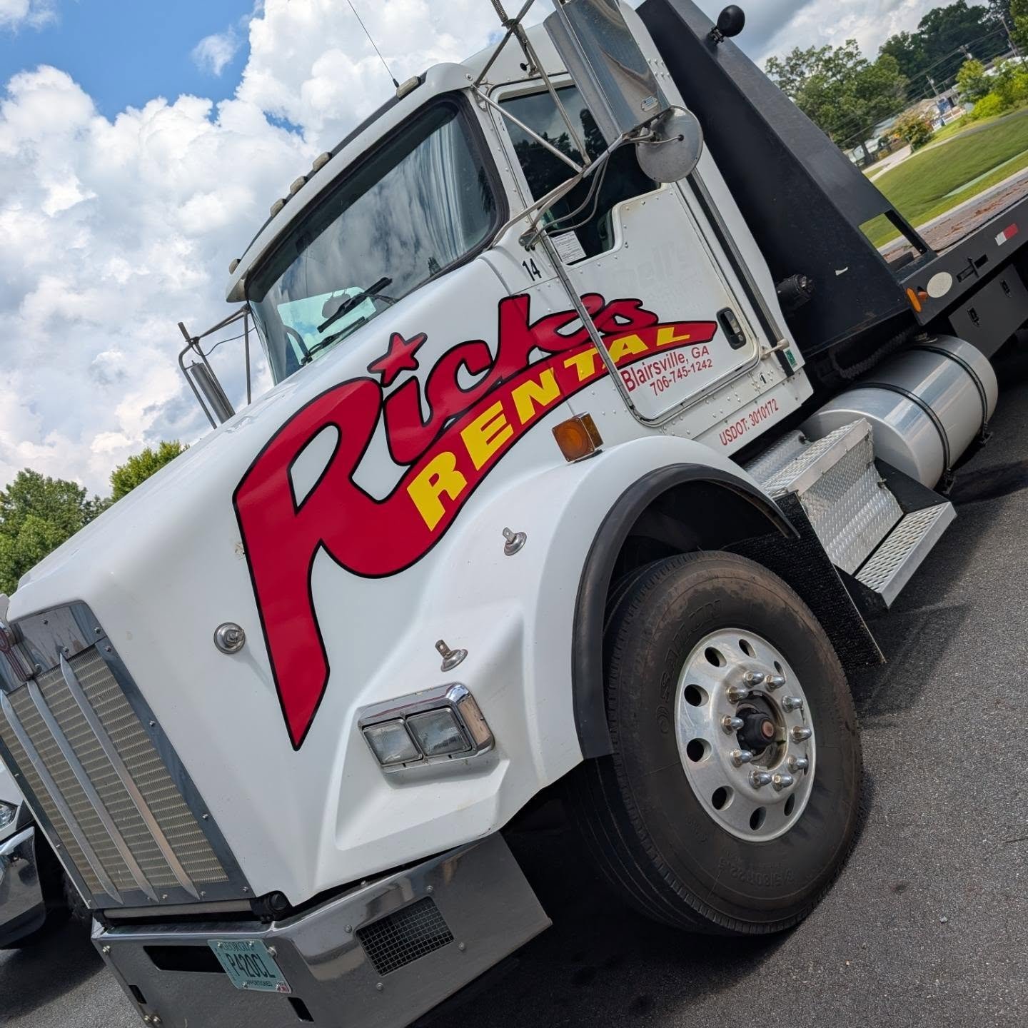 Two more trucks out the door for Ricks Rental last week with this bold, new look! We're so grateful to be able to help them rebrand their fleet!