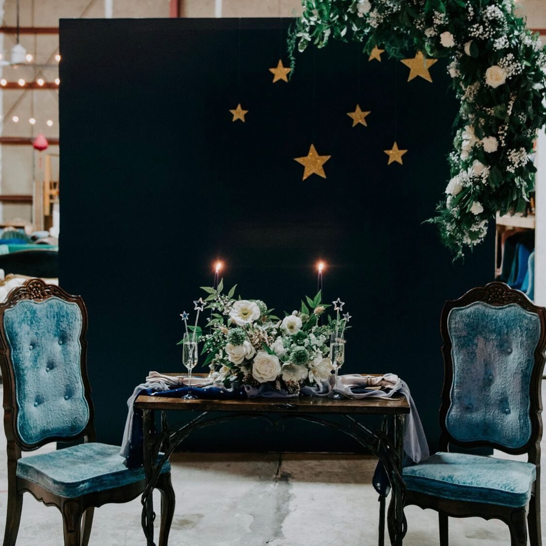 All the moody vibes today. 🌙 ✨

📷 @nmicklephotography 
Florals: @charlestonflowergirl 
Location/Furniture: @thefrencheclectic 
Backdrop: @sawdustandsweetgrass