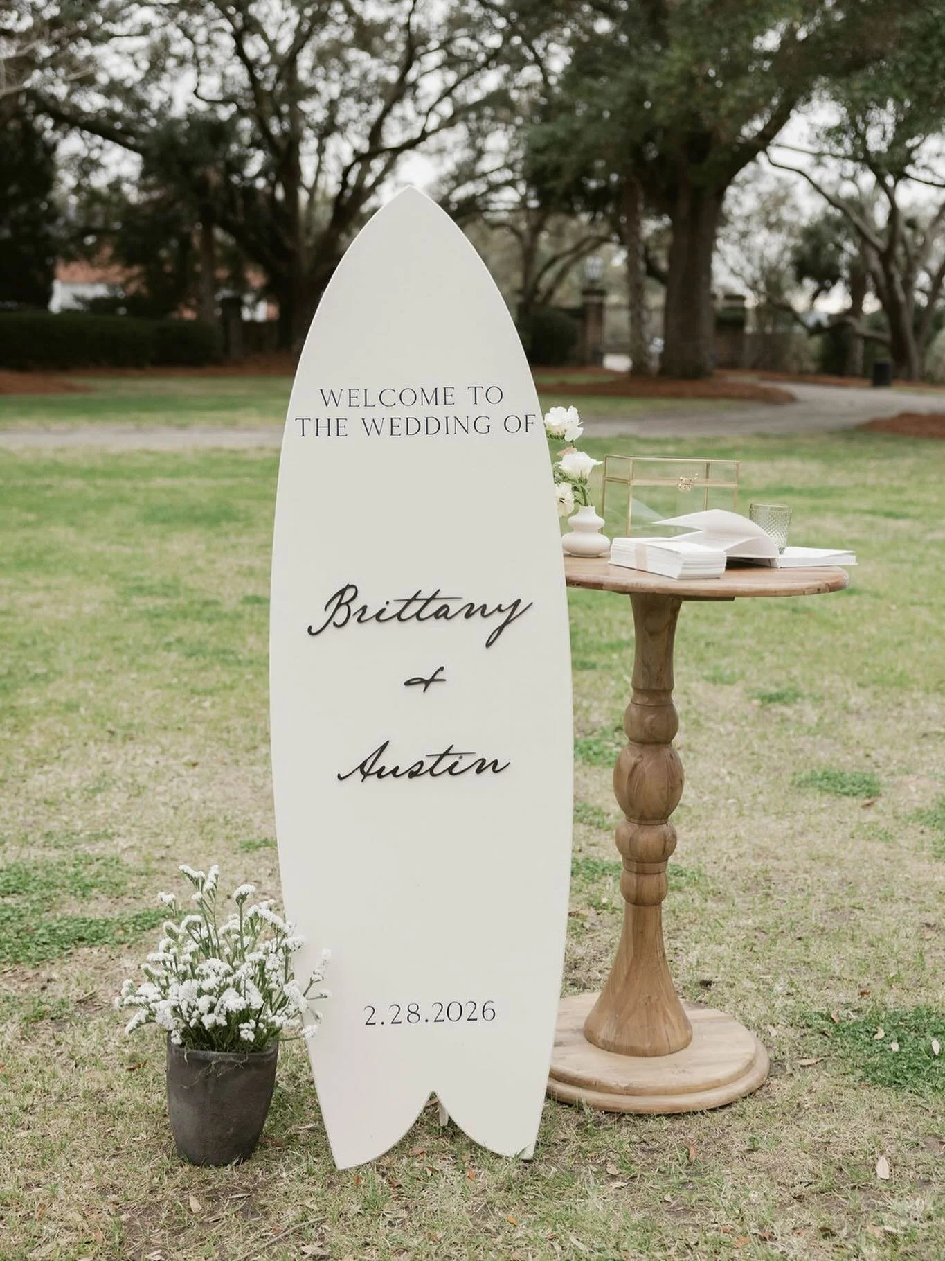 Surfing into the holiday weekend! Hope everyone enjoys a little summer sun and relaxation. 🌊🏄&zwj;♀️
#welcomesign #surfboardsign #customrentals #weddingrentals #surfboardwelcomesign 

Vendor Love: 

Venue, catering and bar: @pphgevents 
Planner: @h