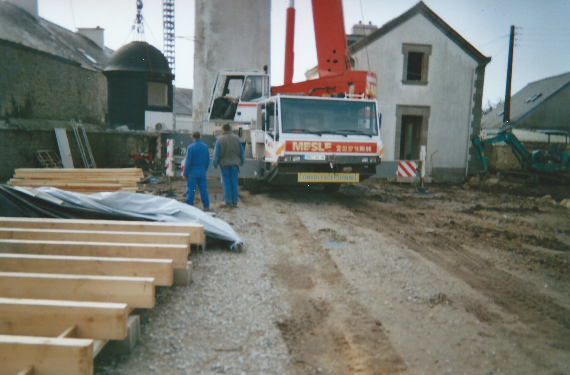 Lantern lowered by 180 ton crane