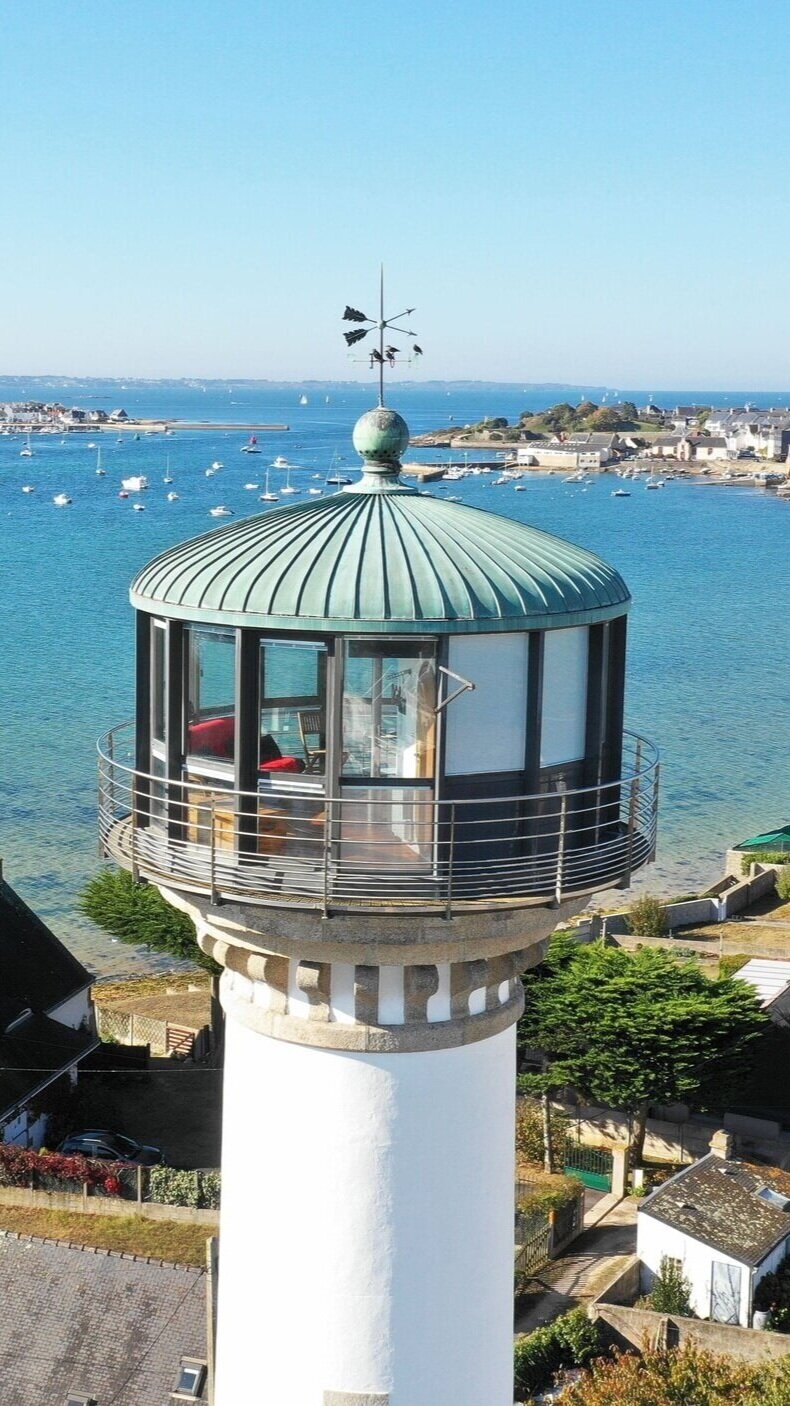 The studio at the top of the lighthouseThe Kerbel lighthouse is the only lighthouse in France that is habitable at the top. An architectural feat has enabled a studio to replace the lantern that once guided sailors at a height of 25 metres, offering a view of the sea.