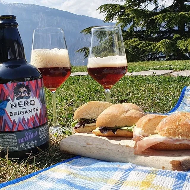 ...oggi al @nerobrigante splende il sole ed in queste giornate piene di tensione inganniamo la mente con un sano aperitivo! #iobevoacasa #iorestoacasa #craftbeer #birraartigianaletrentina #masonero #fradiavolo #nerobrigante