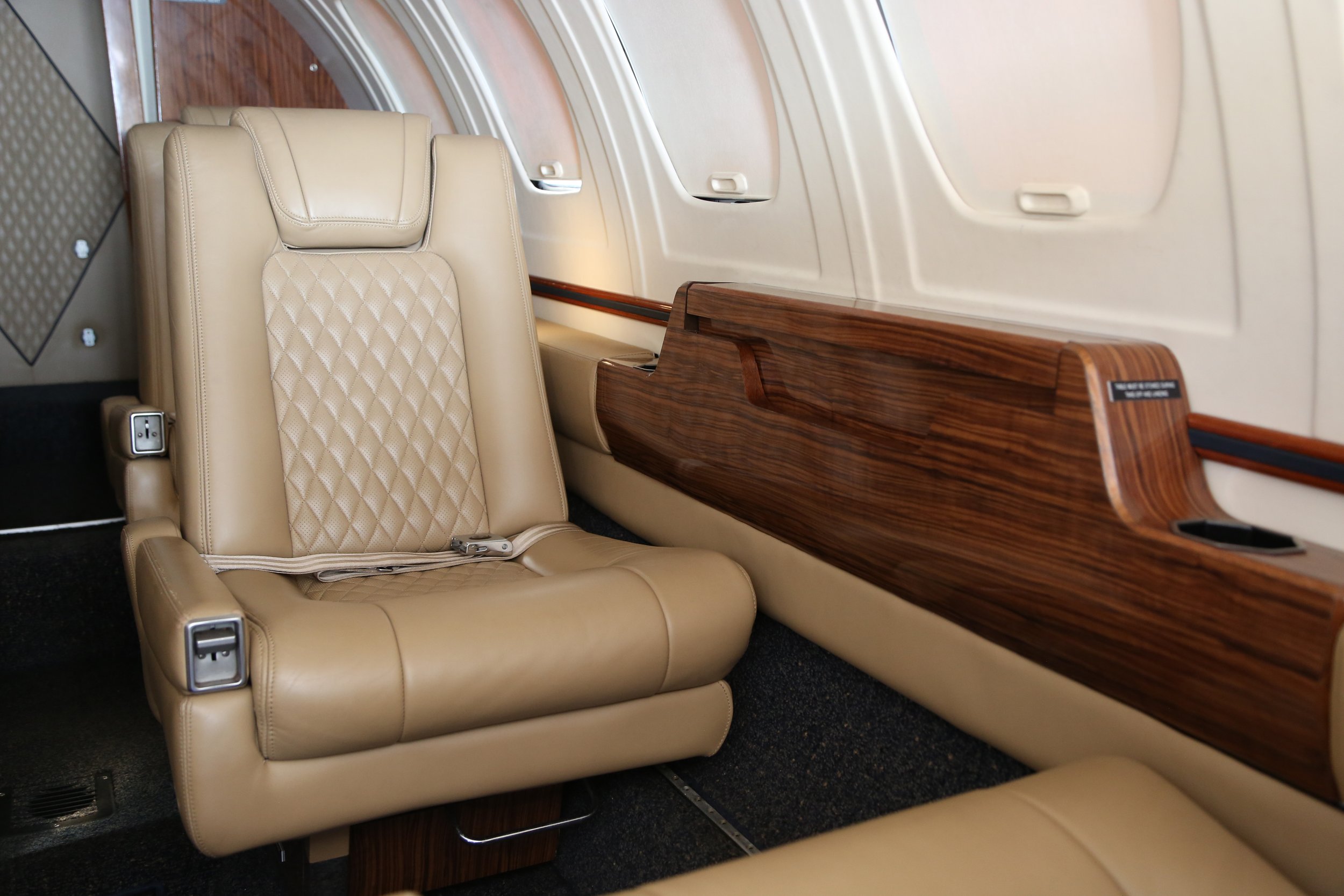 N990MR 1983 CESSNA CITATION II INTERIOR SEAT DETAIL Table stowed.jpg