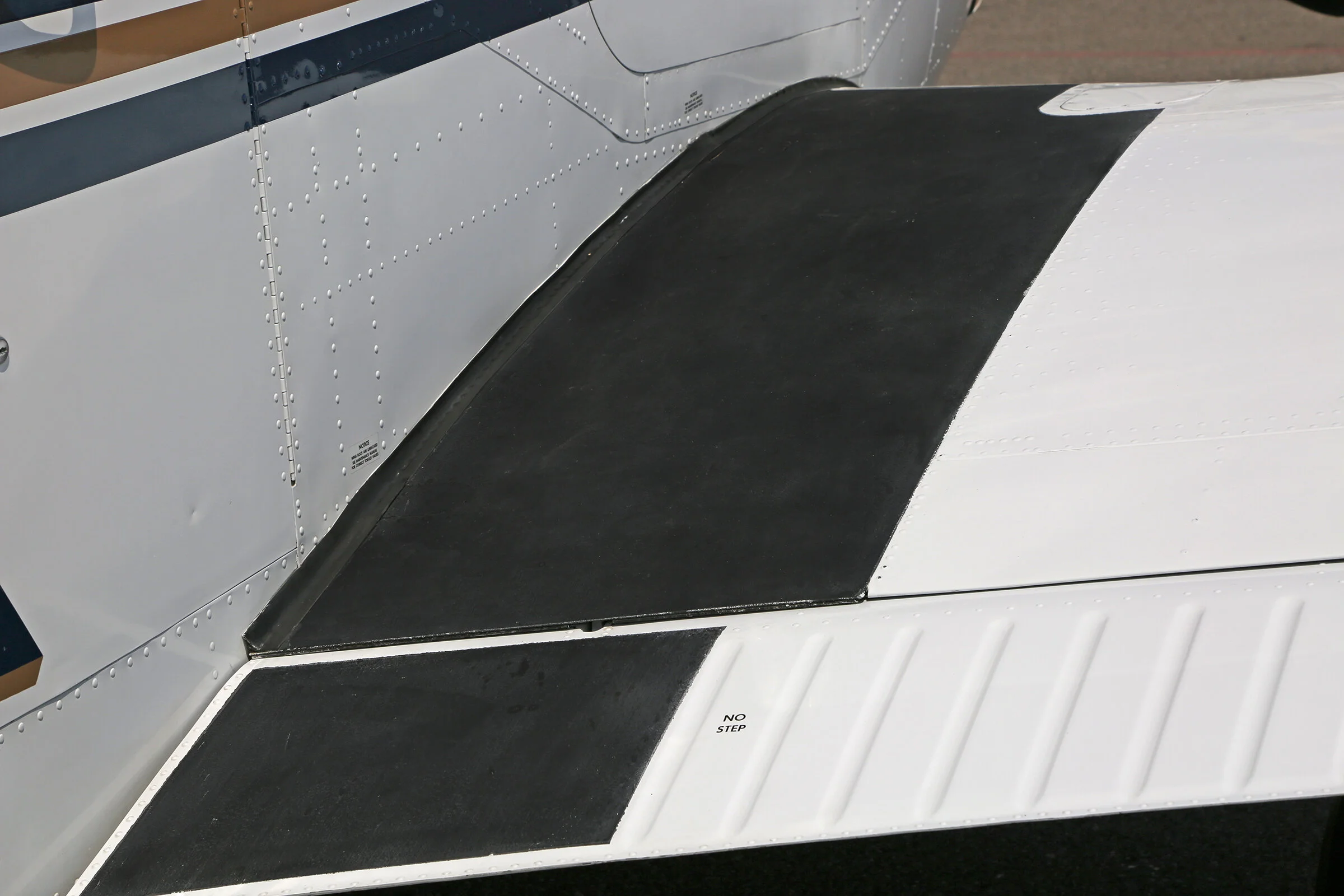 2000 BONANZA A36 N635SA Step Area on Wing.jpg