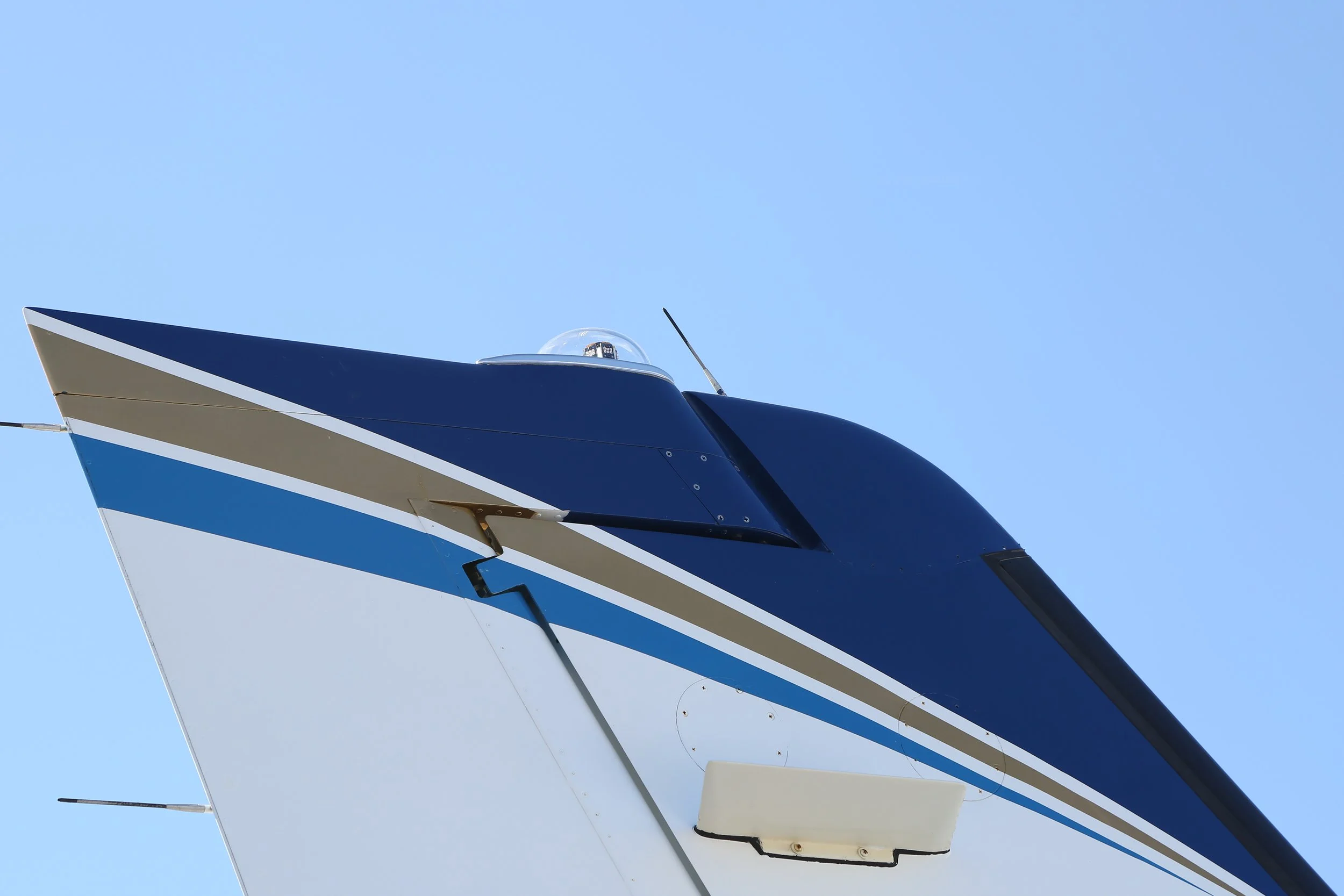 N990MR 1983 CESSNA CITATION II Rudder Beacon LED.jpg