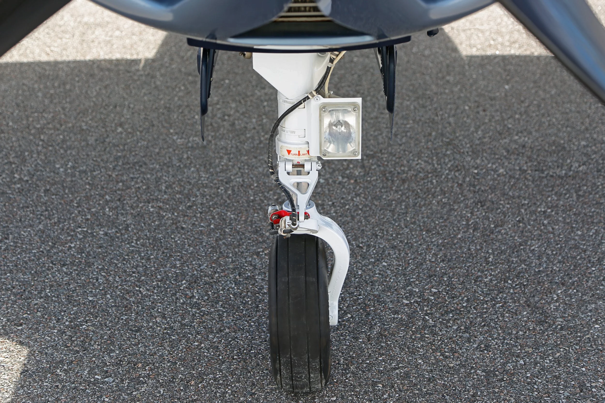 2008 PIPER MERIDIAN N724HA FWD LANDING GEAR DETAIL.jpg