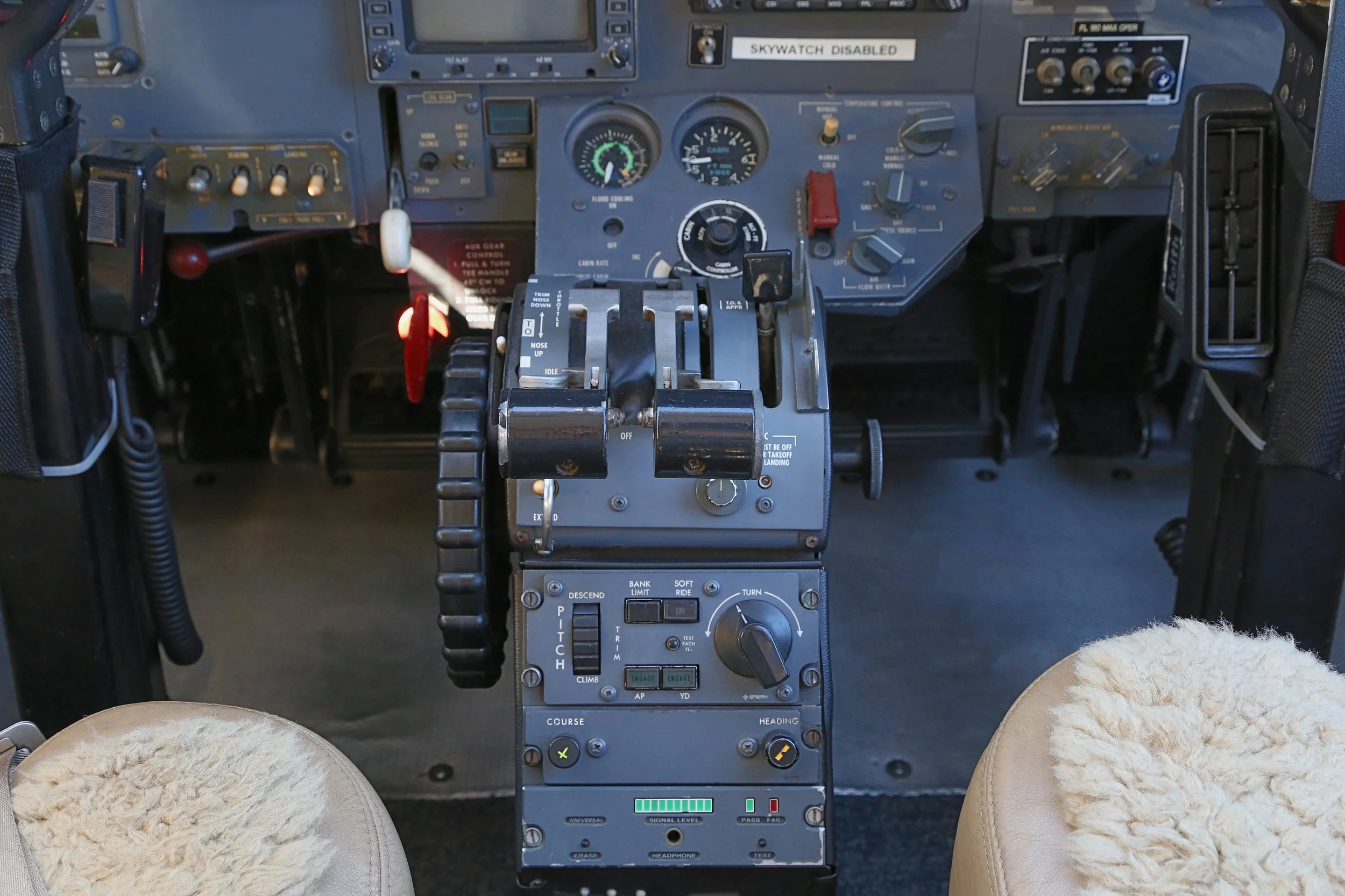 N990MR 1983 CESSNA CITATION II  PANEL CONSOLE.jpg