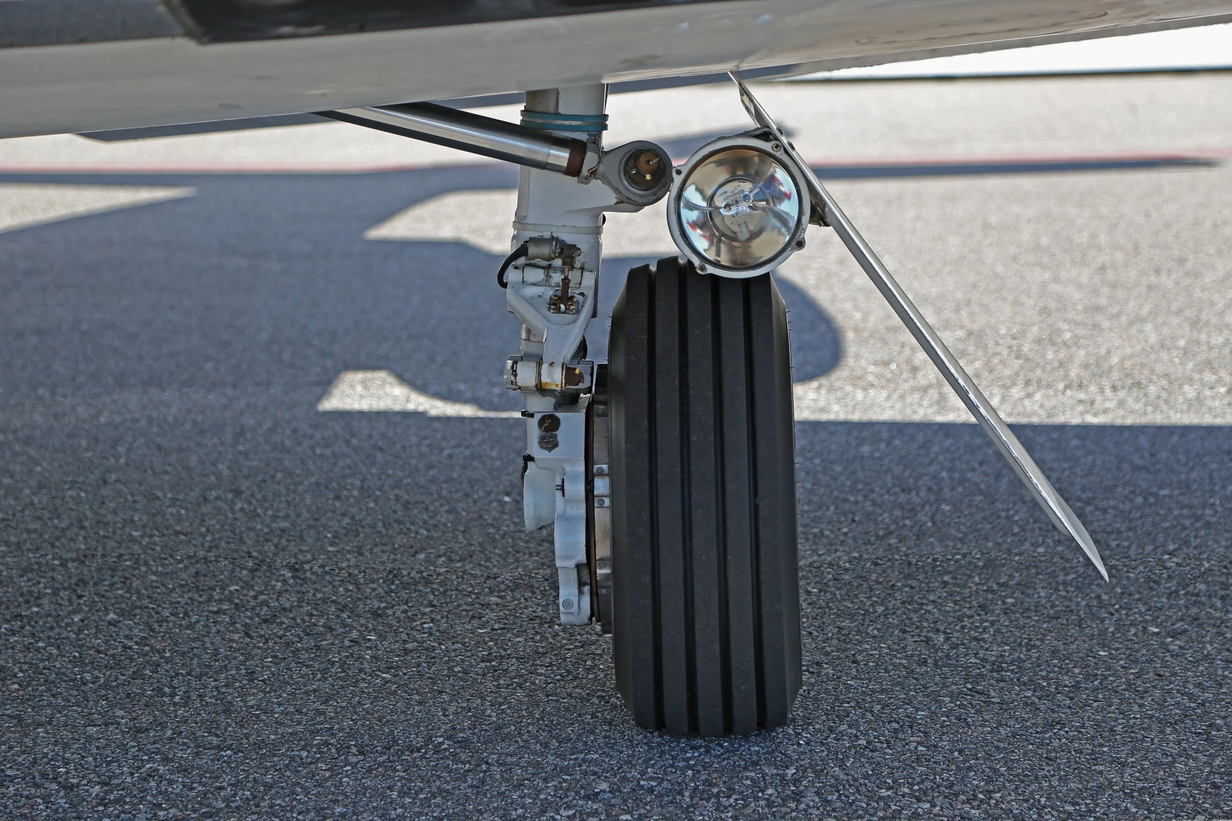 N990MR 1983 CESSNA CITATION II Landing Gear Port.jpg