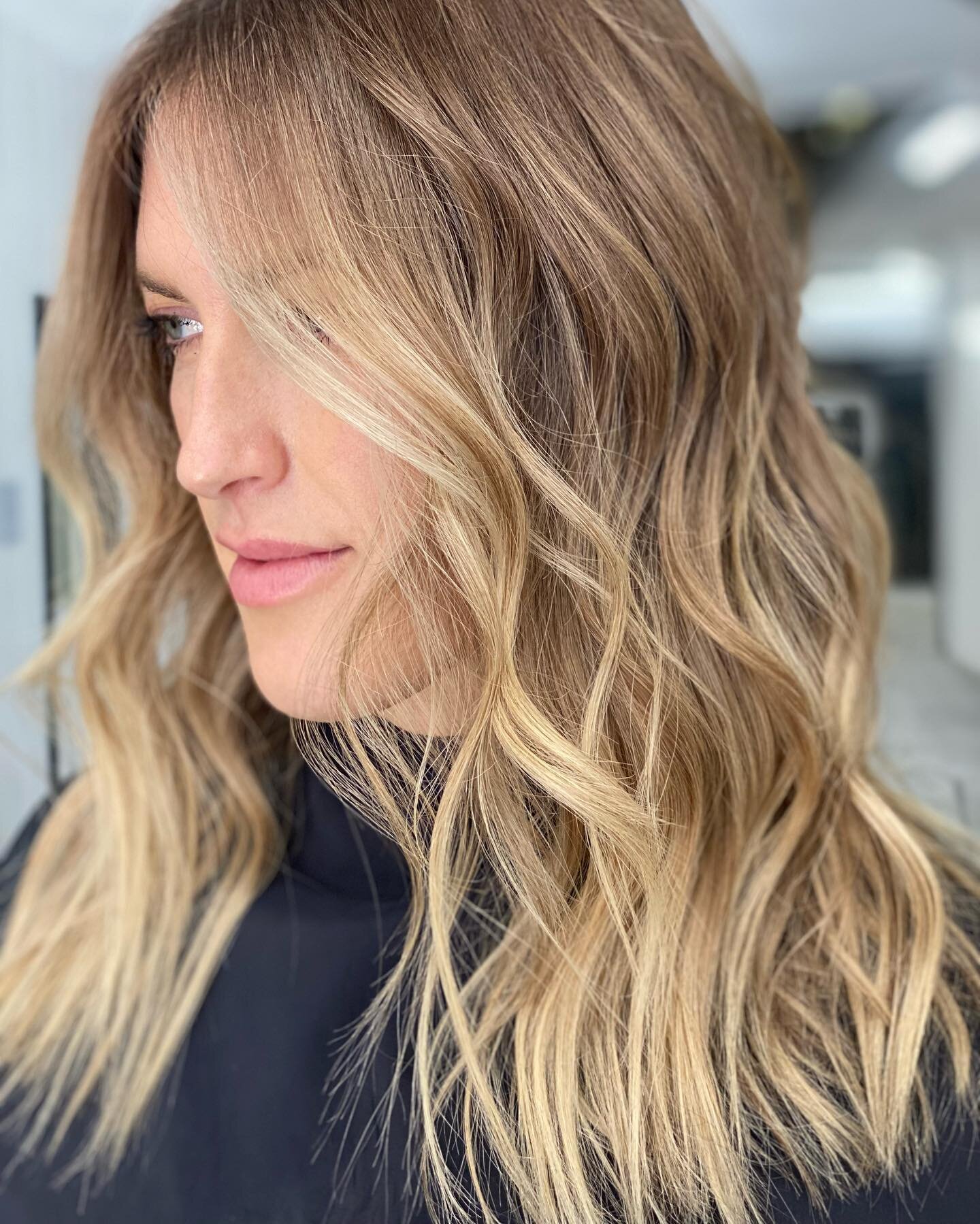 BRONDE is the new blonde.  Talk to your stylist about skipping the bleach this session. We are loving the soft shadow root and low lights for a fall tone 🍁🍁🍁

Click link in bio a few sessions left before the holidays.